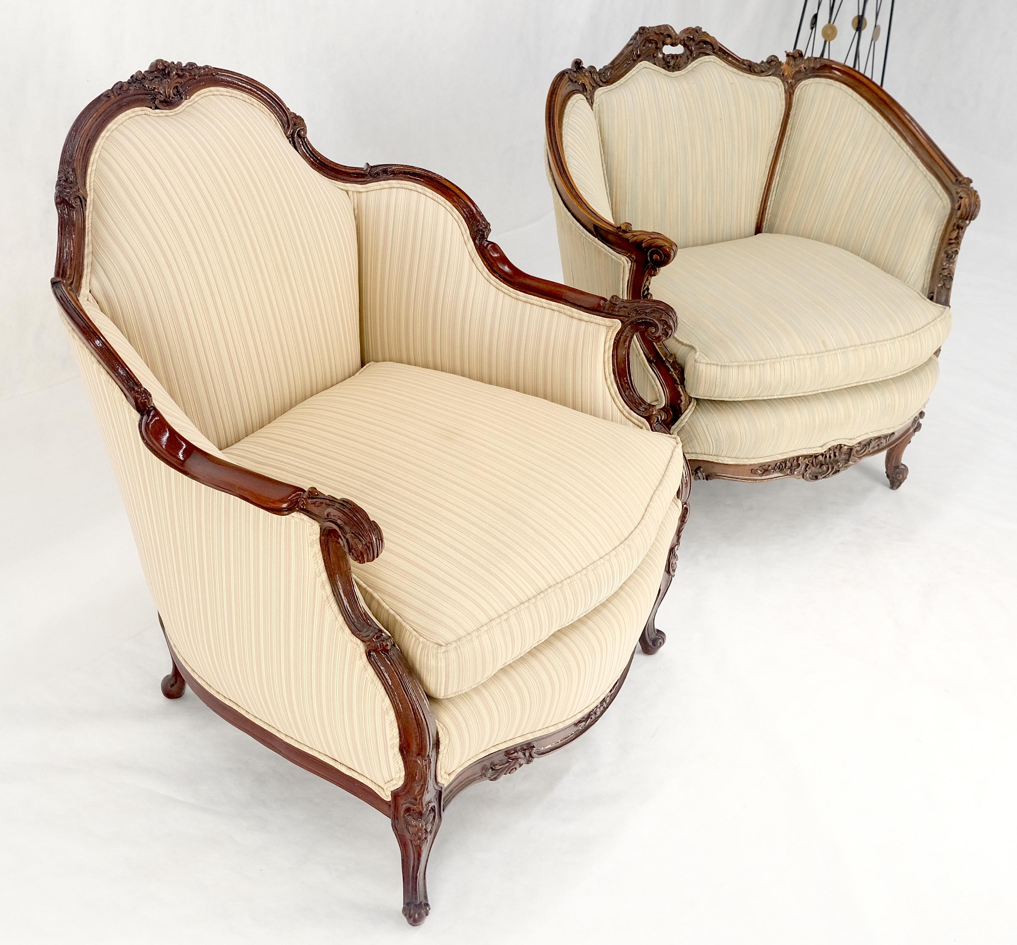 Paire de fauteuils de salon Louis XV en acajou sculpté, propres à lui et à elle. en vente 2