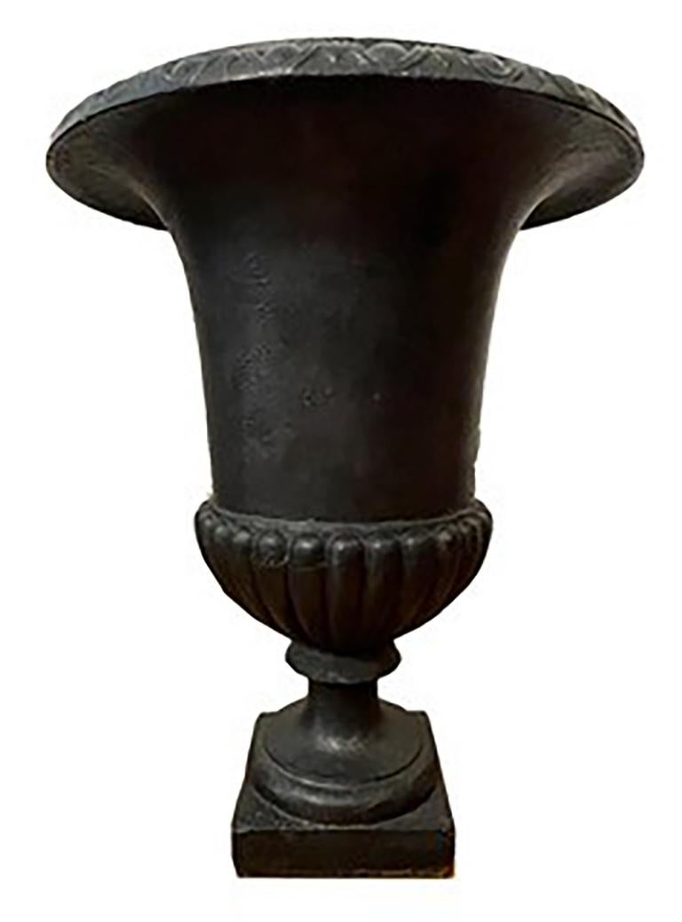 Biedermeier Coppia di urne da giardino storiche in ghisa in vendita