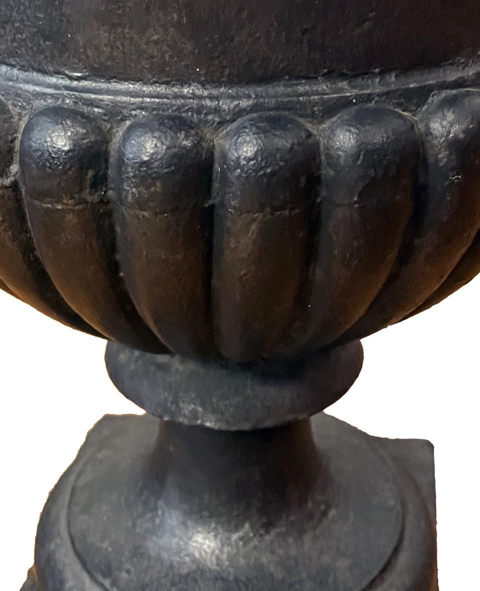 Ferro Coppia di urne da giardino storiche in ghisa in vendita