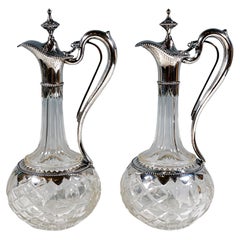 Paire de carafes en verre à motifs historiques avec montures en argent et mécanisme de tirage, Allemagne