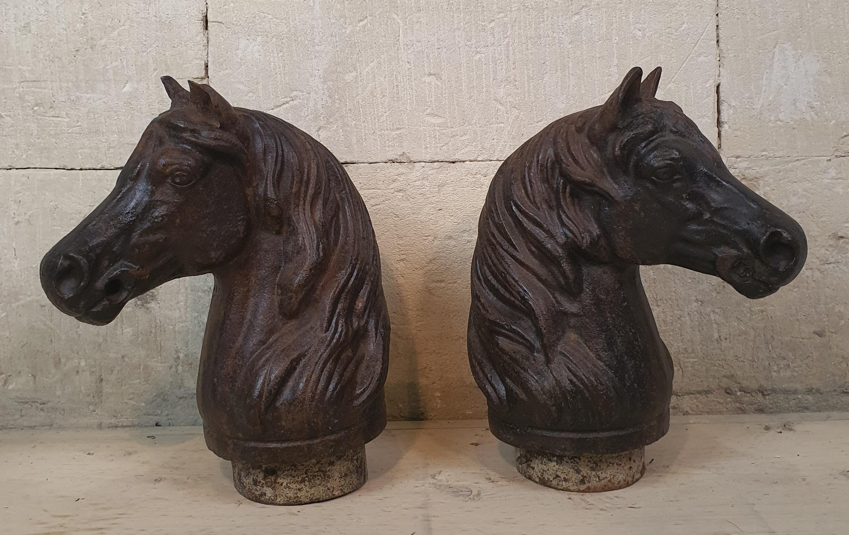 Coppia di teste di cavallo splendidamente fuse, visi affascinanti, probabilmente francesi, palo per l'aggancio, in ghisa, manca la punta della bocca.