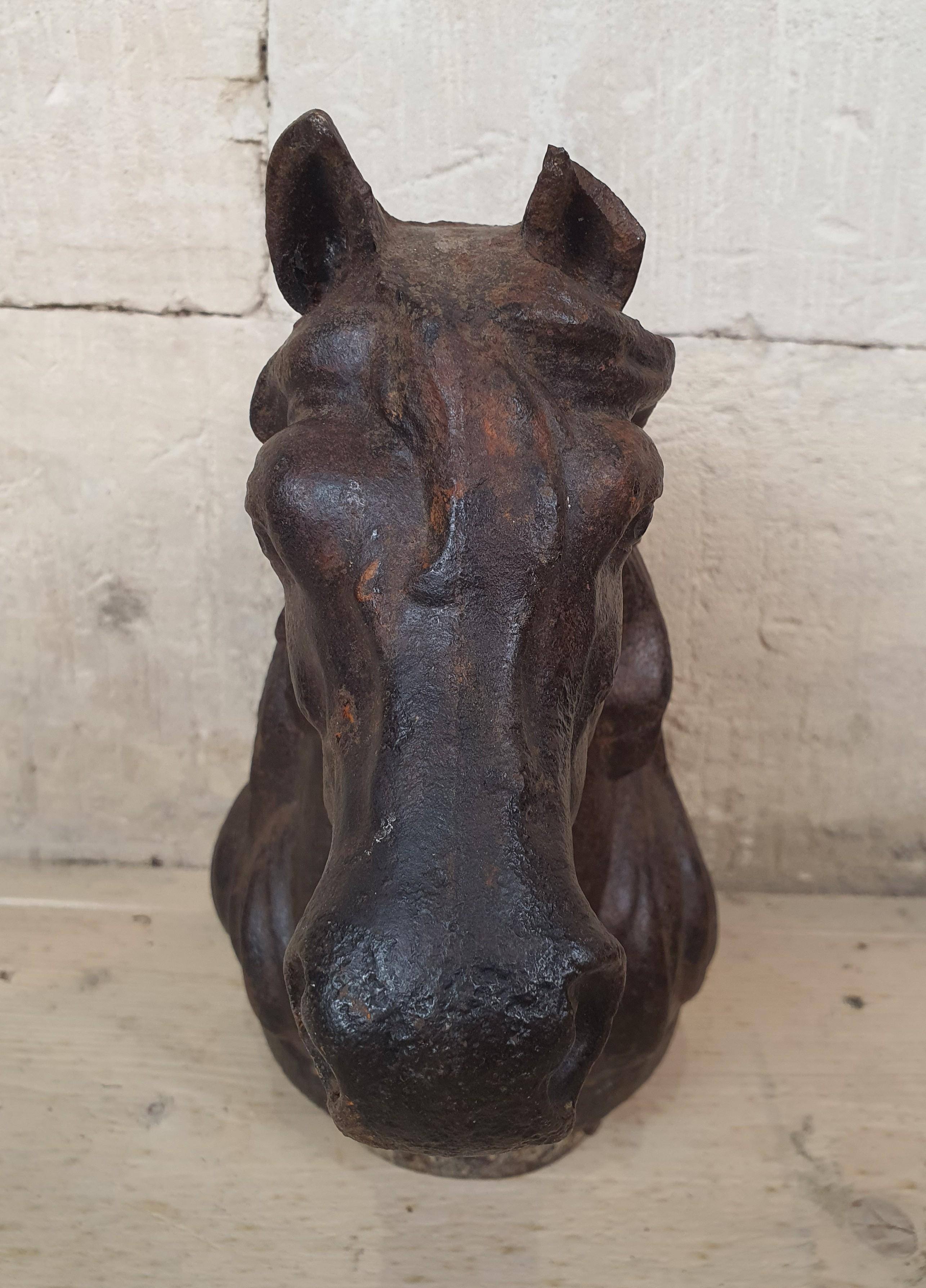 Calco Coppia di teste di cavallo fuse per palo dell'autostop in vendita