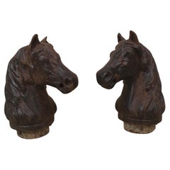Paire de têtes de chevaux en fonte pour poteaux d'attelage