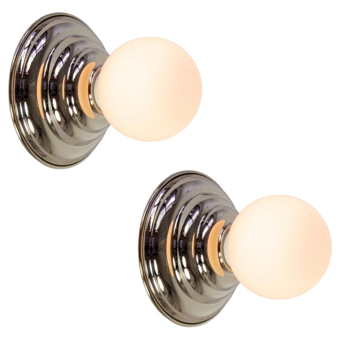 Paire d'appliques de style hive par Research.Lighting, nickel, verre de 3 pouces, fabriquées sur commande