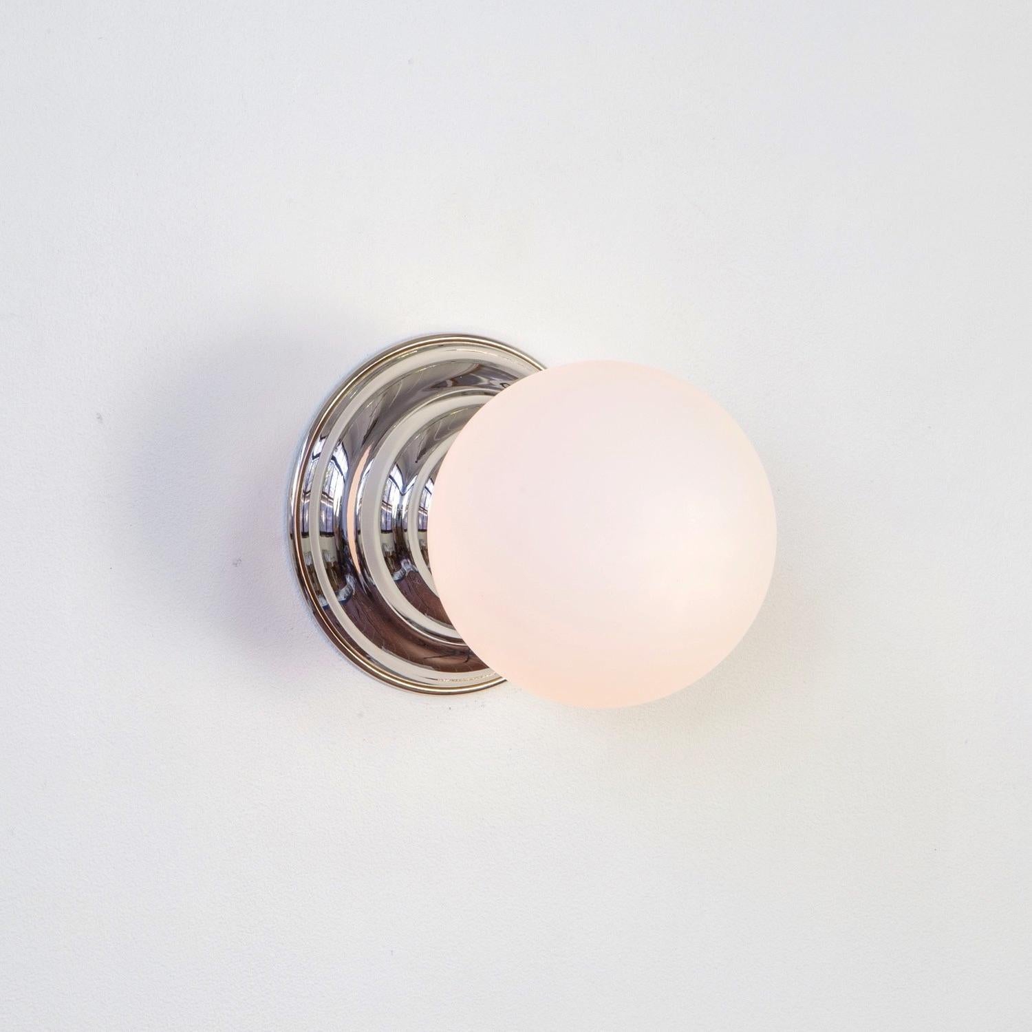 Paire d'appliques de style hive par Research.Lighting, nickel, verre de 5 pouces, fabriquées sur commande en vente 2