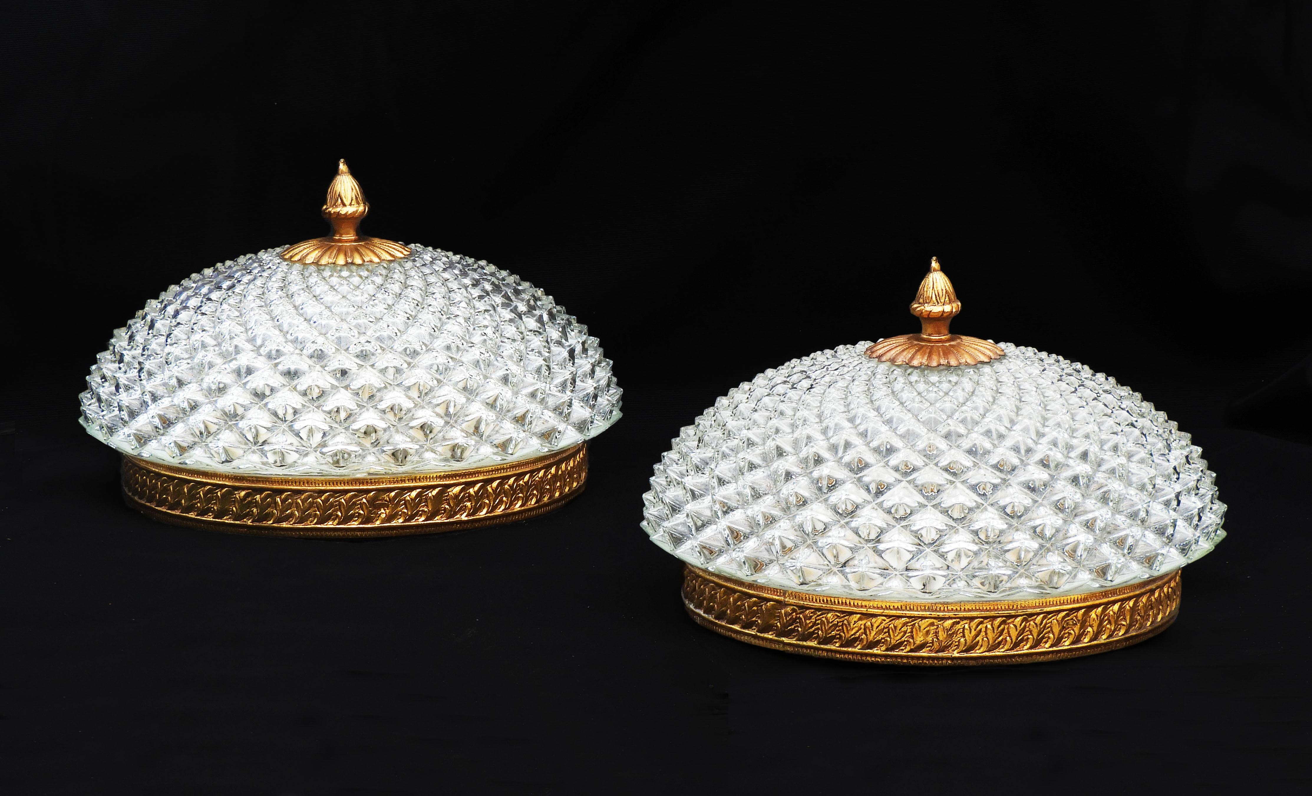 Paire de plafonniers ou appliques en verre Hobnail c1960 France
Plafonniers ou appliques murales en laiton et verre du milieu du siècle.
Abat-jour en verre bombé à facettes Jewell sur des montures en laiton texturé.
En bon état vintage, recâblé et