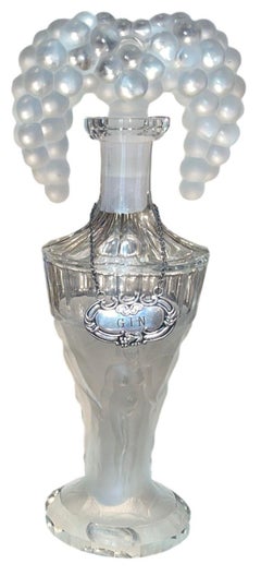 Pareja de decantadores Hoffmann Art Decó de cristal con figuras desnudas y uvas, años 20