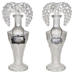 Pareja de decantadores Hoffmann Art Decó de cristal con figuras desnudas y uvas, años 20
