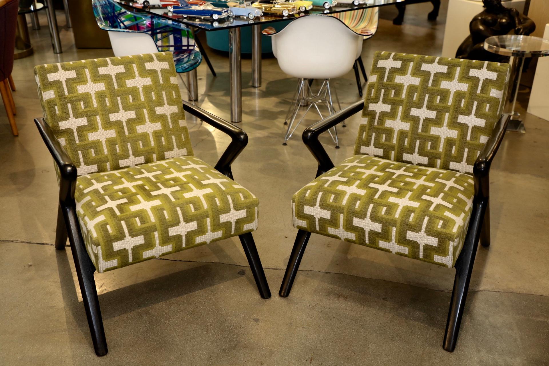 A nice pair of holly hunt Capri chairs with a patterned fabric. They are labelled. In very good condition with some minor marks and imperfections.