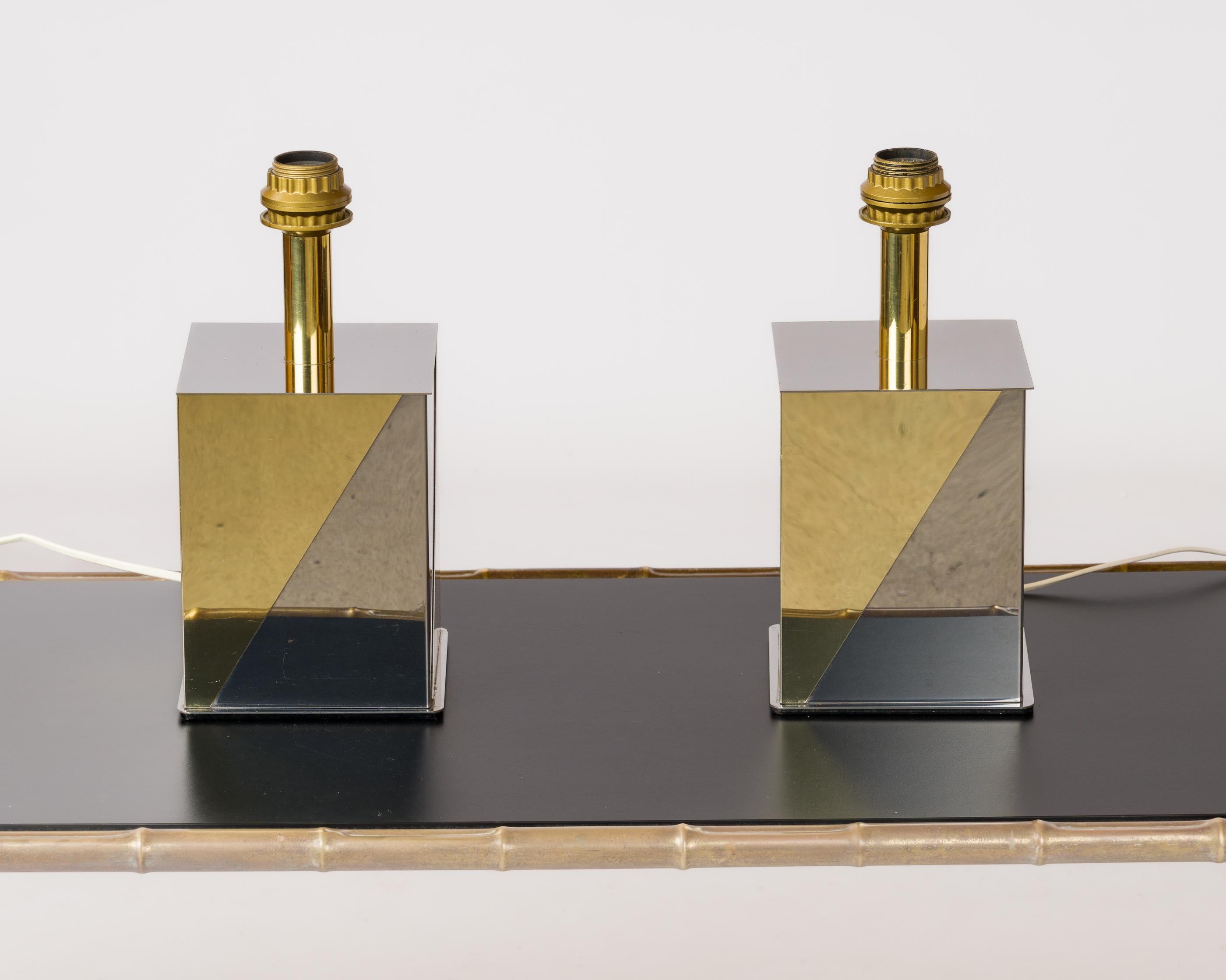 Pareja de lámparas decorativas italianas de estilo Tommaso Barbi en metal dorado y cromo.
Enchufe y cableado europeos.
Las sombras sólo sirven para mostrar.
Estas lámparas se enviarán desde Francia y pueden devolverse a Francia o a un centro LIC NY.