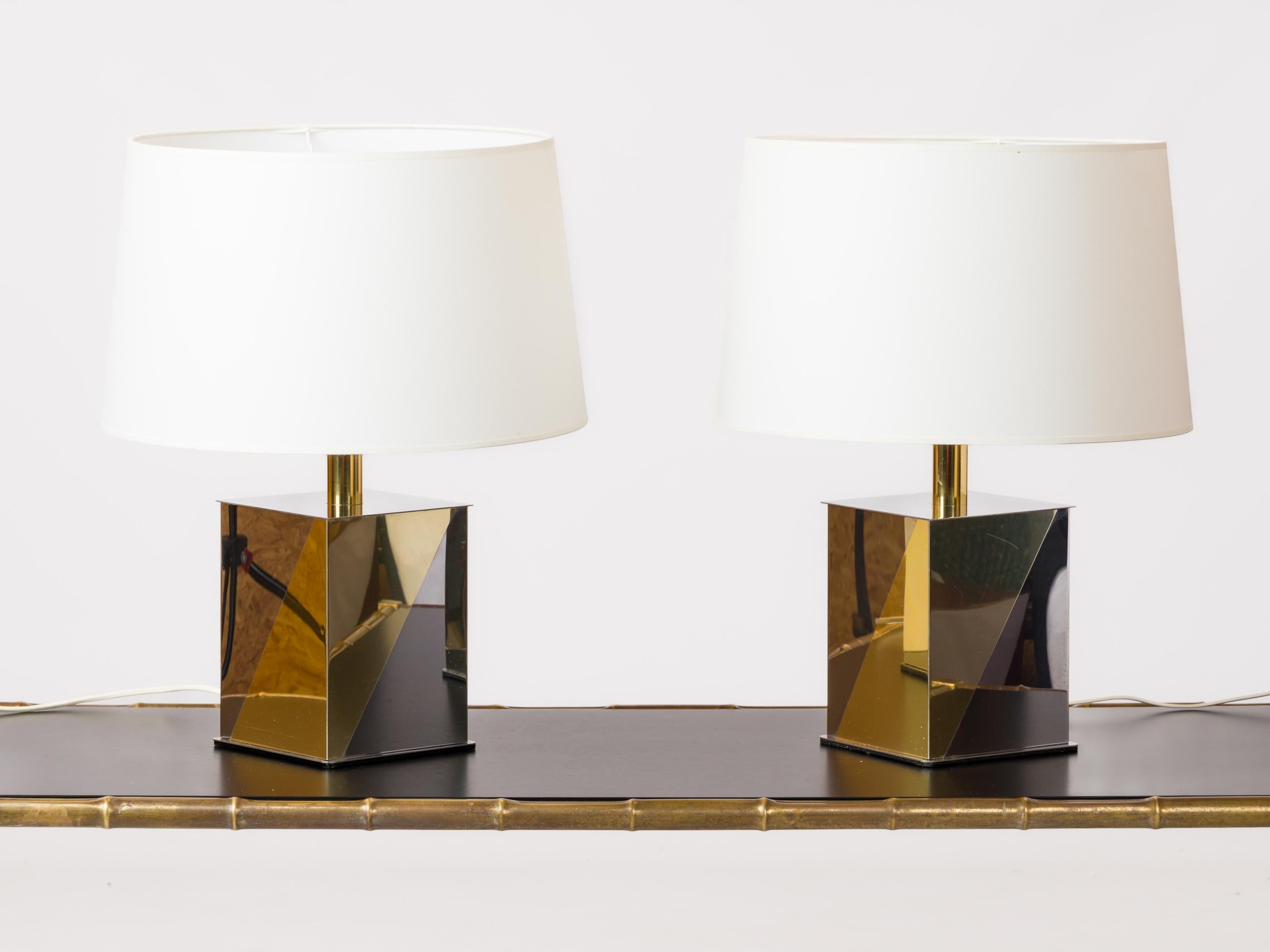 Dos lámparas de mesa italianas de cromo y metal dorado Hollywood Regency - Italia Años 80 en Bueno estado para la venta en New York, NY