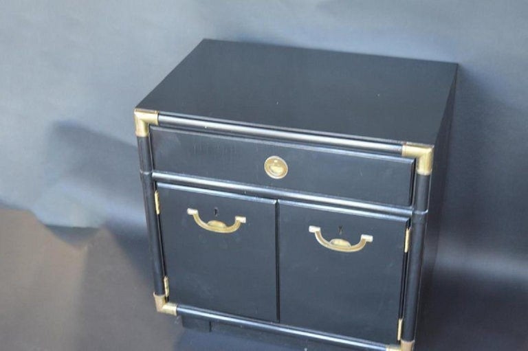 Mid-20th Century Pair of Hollywood Regency 1940s-1950s Nightstands For Sale