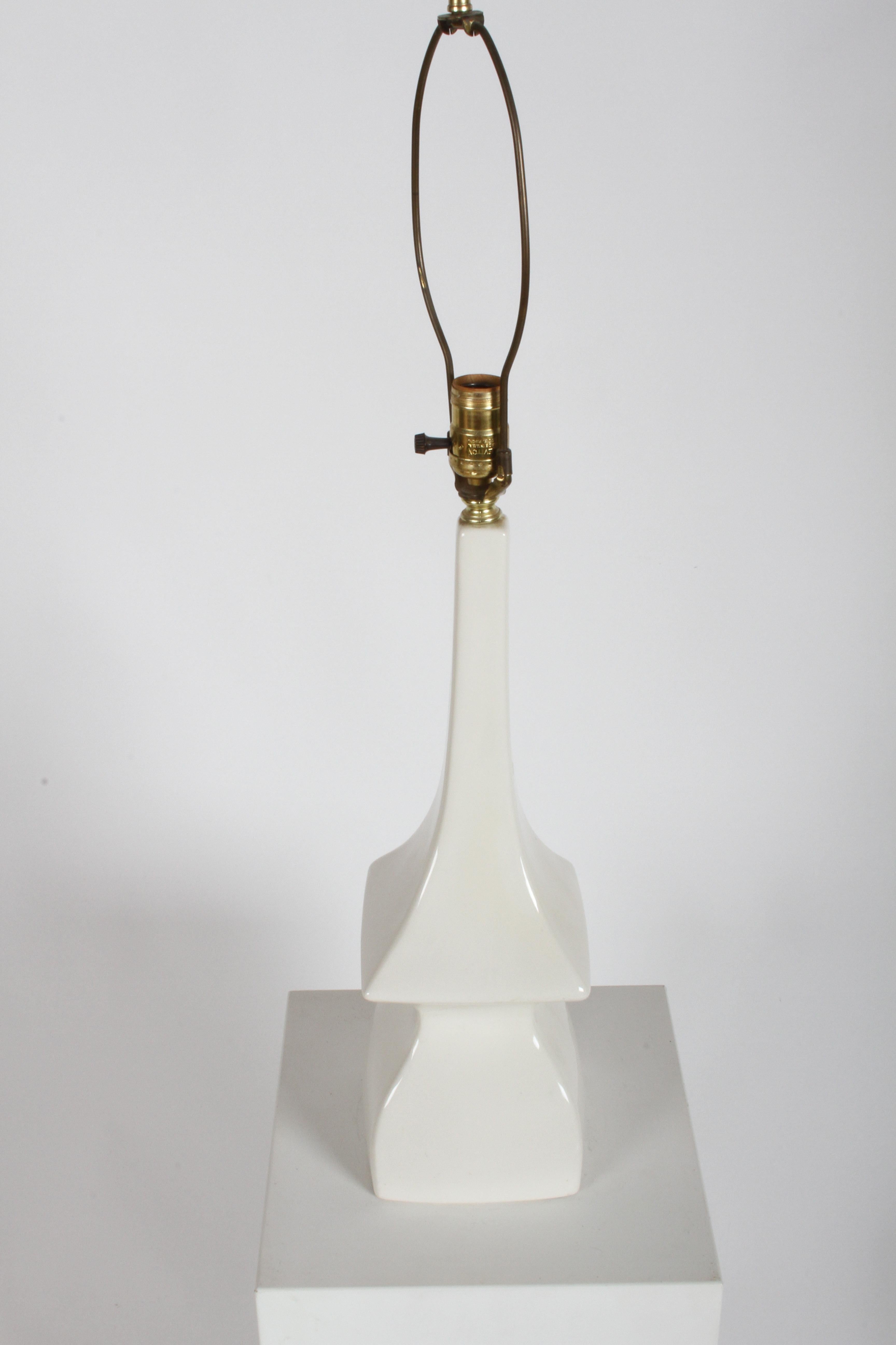 American Pair of Hollywood Regency 1950s Asian Modern Pagoda Ivory Ceramic Lamps For Sale