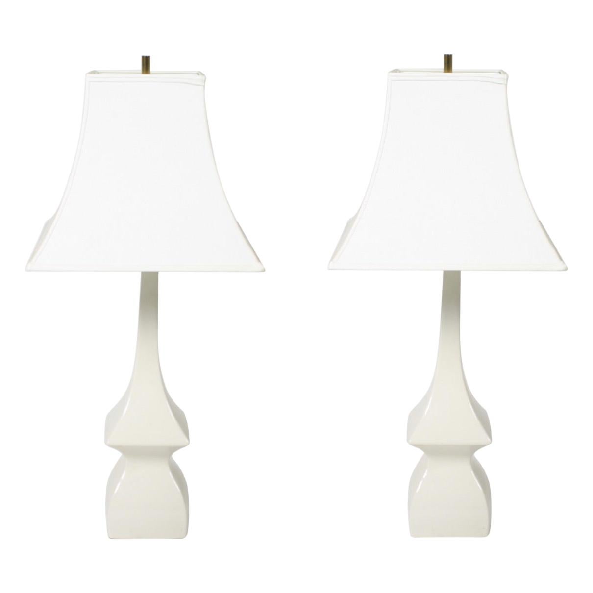 Pair of Hollywood Regency 1950s Asian Modern Pagoda Ivory Ceramic Lamps For Sale