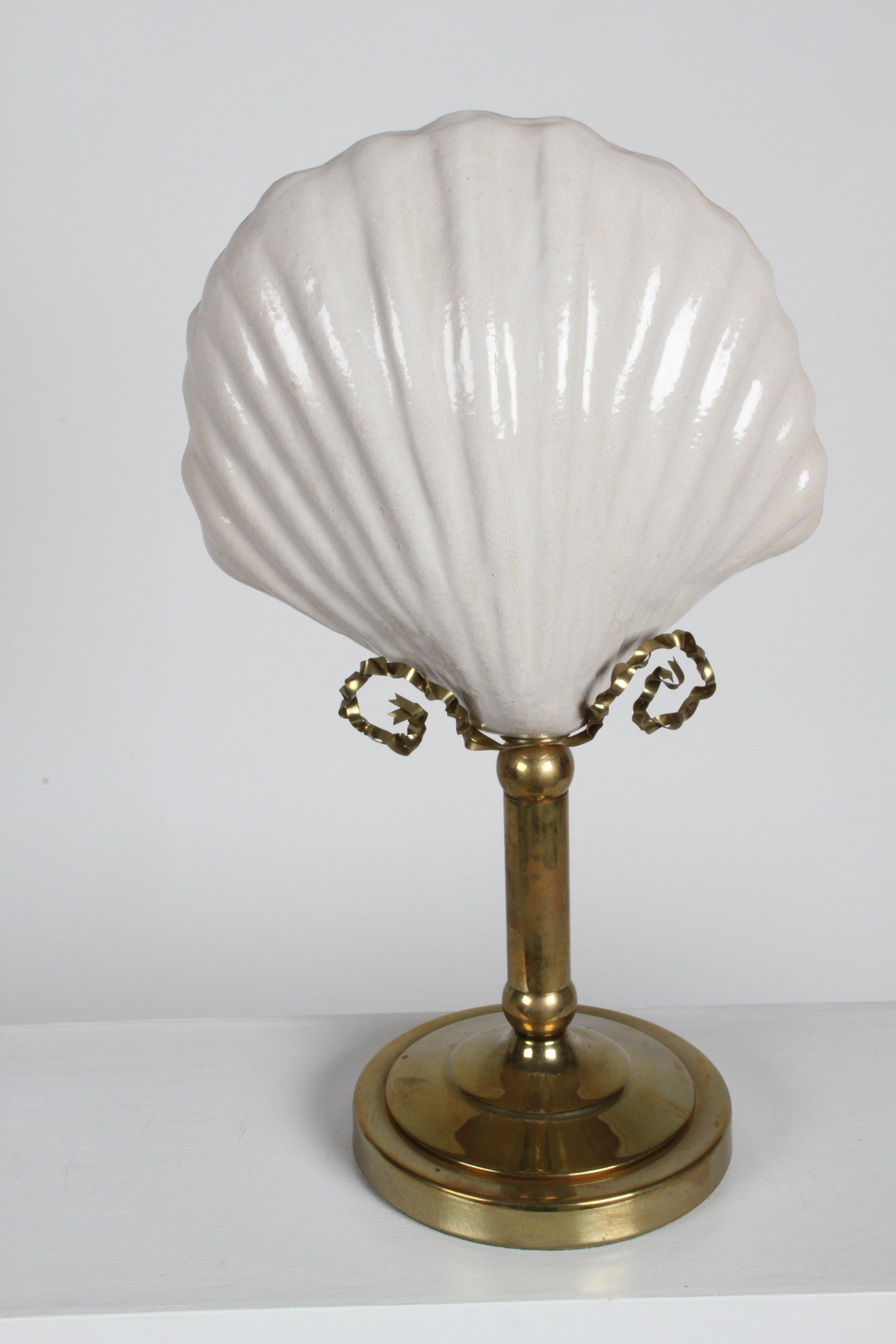 Estupenda pareja de lámparas Hart Associates de los años 70, de cerámica esmaltada en color blanco roto, de sobremesa o aplique, con bases de latón. Proporciona una iluminación similar a la de un candelabro. Sin roturas en los caparazones de