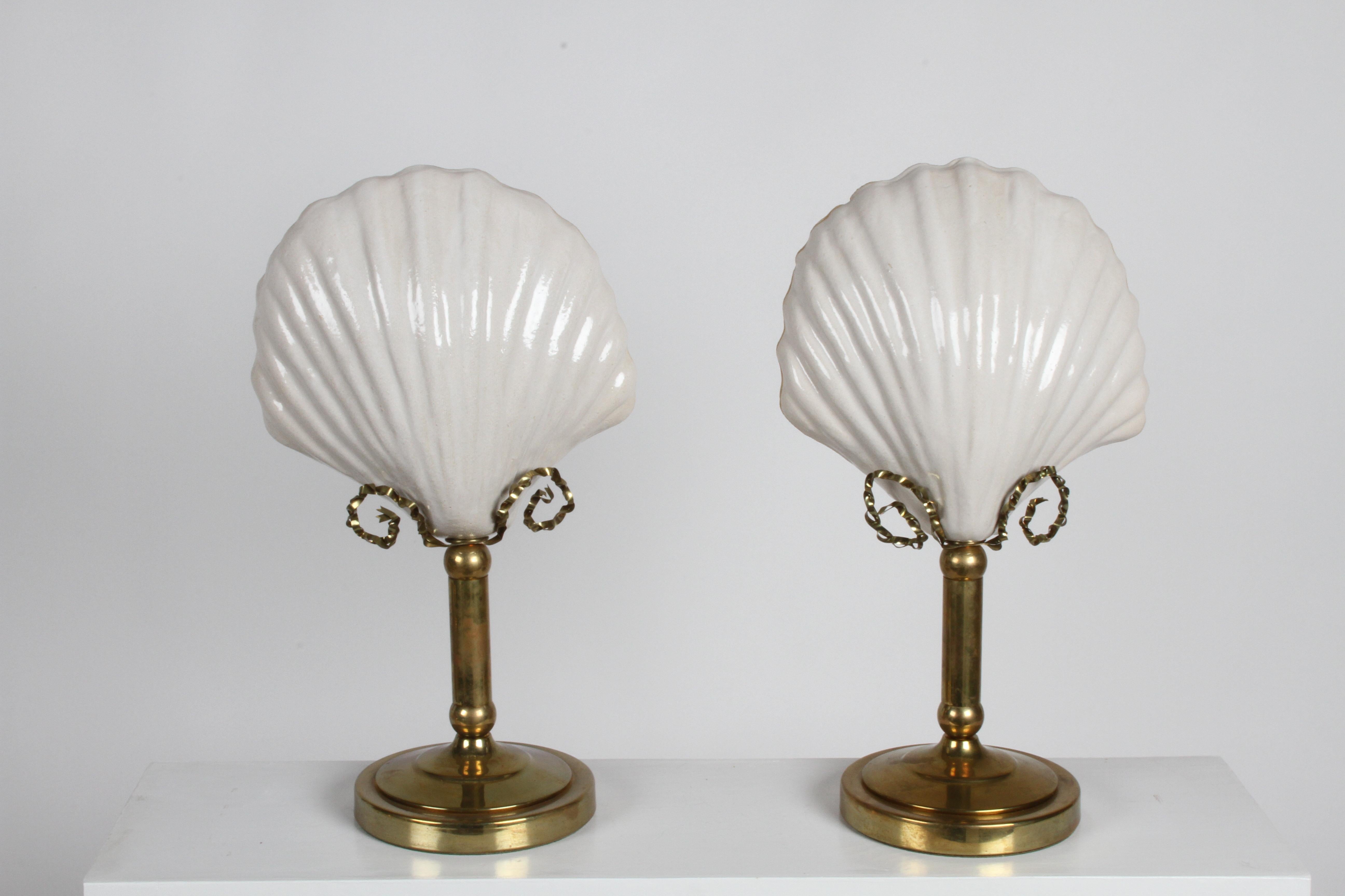 Glazed Pair of Hollywood Regency 1970s Hart Associates Ceramic Shell & Brass Lamps For Sale