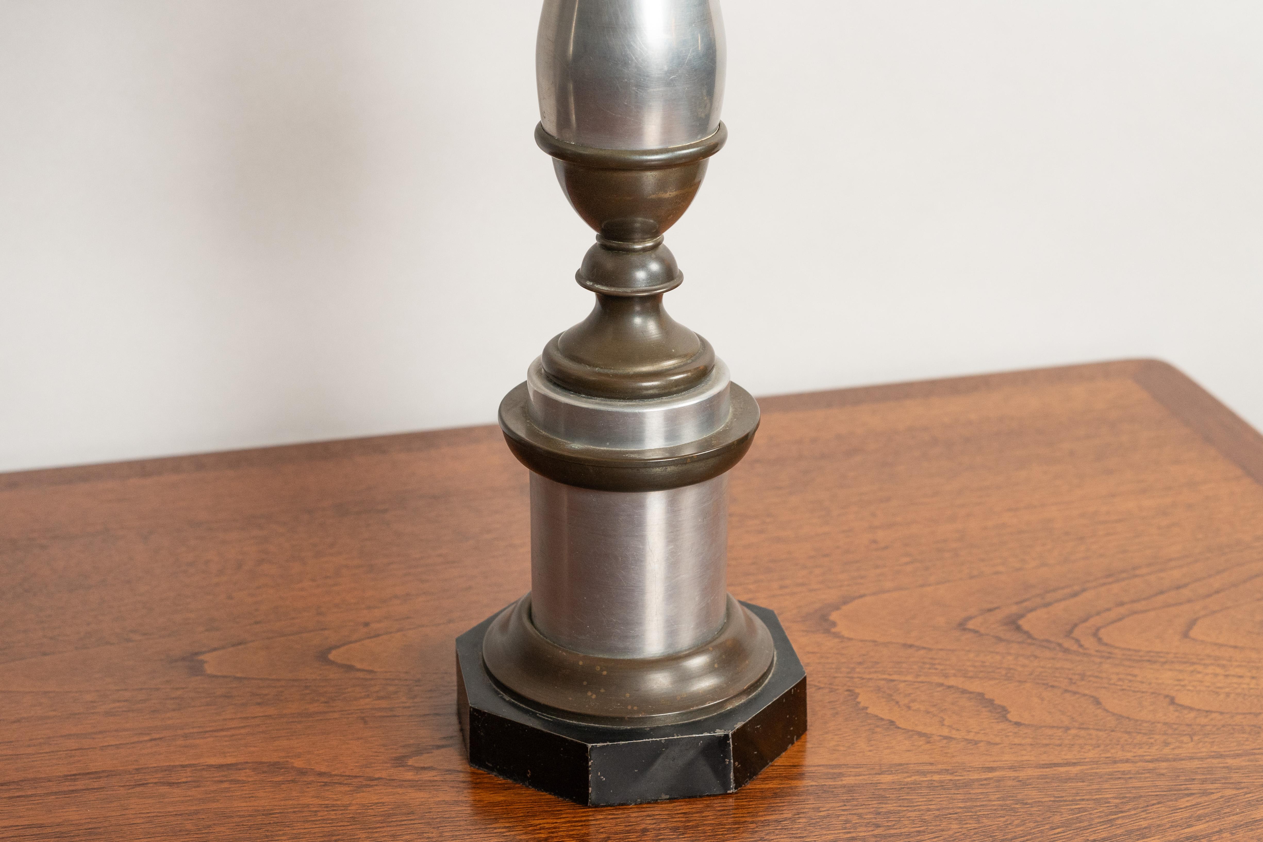 Hollywood-Regency-Tischlampen aus Aluminium und Messing, Paar im Angebot 4