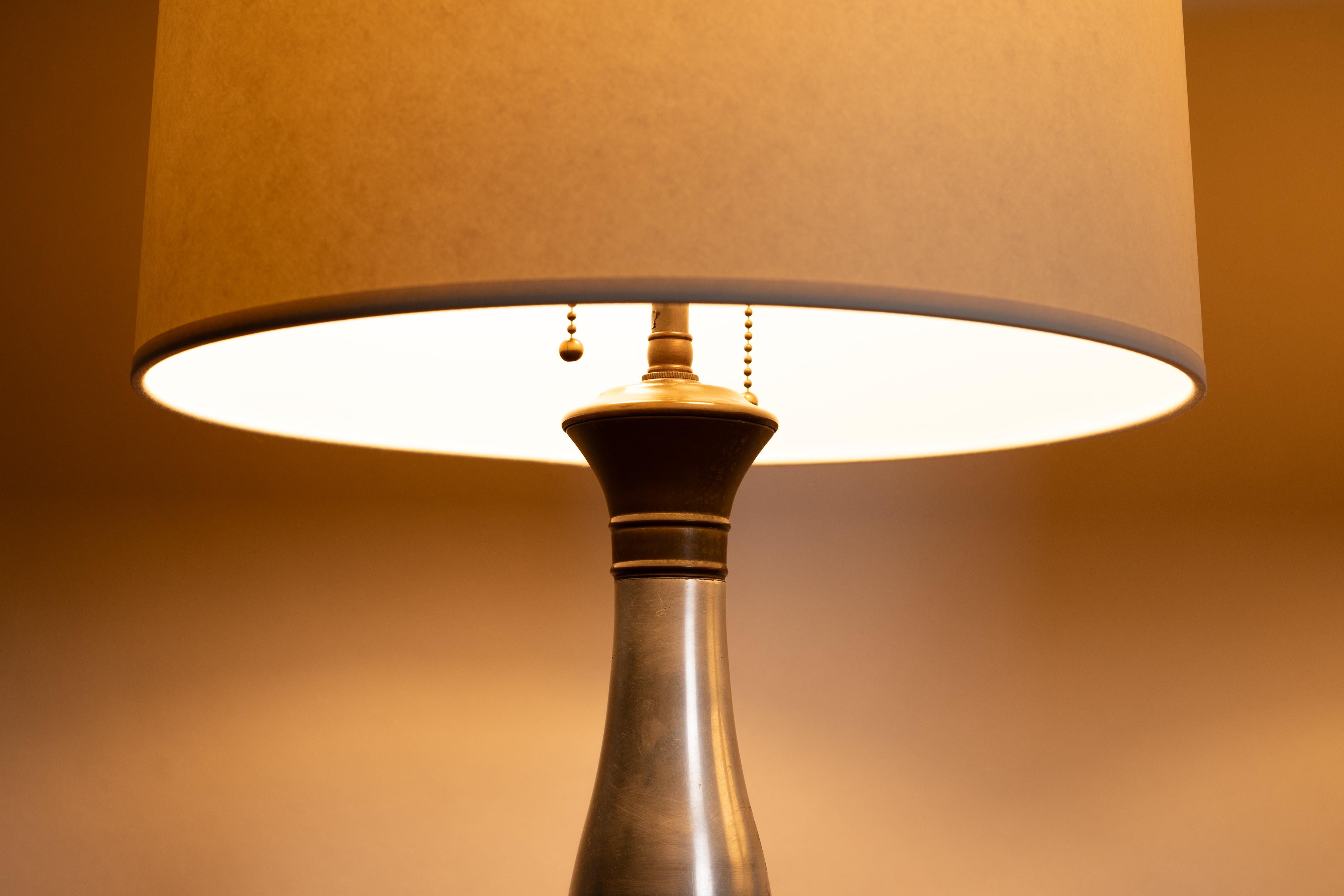 Hollywood-Regency-Tischlampen aus Aluminium und Messing, Paar im Angebot 5