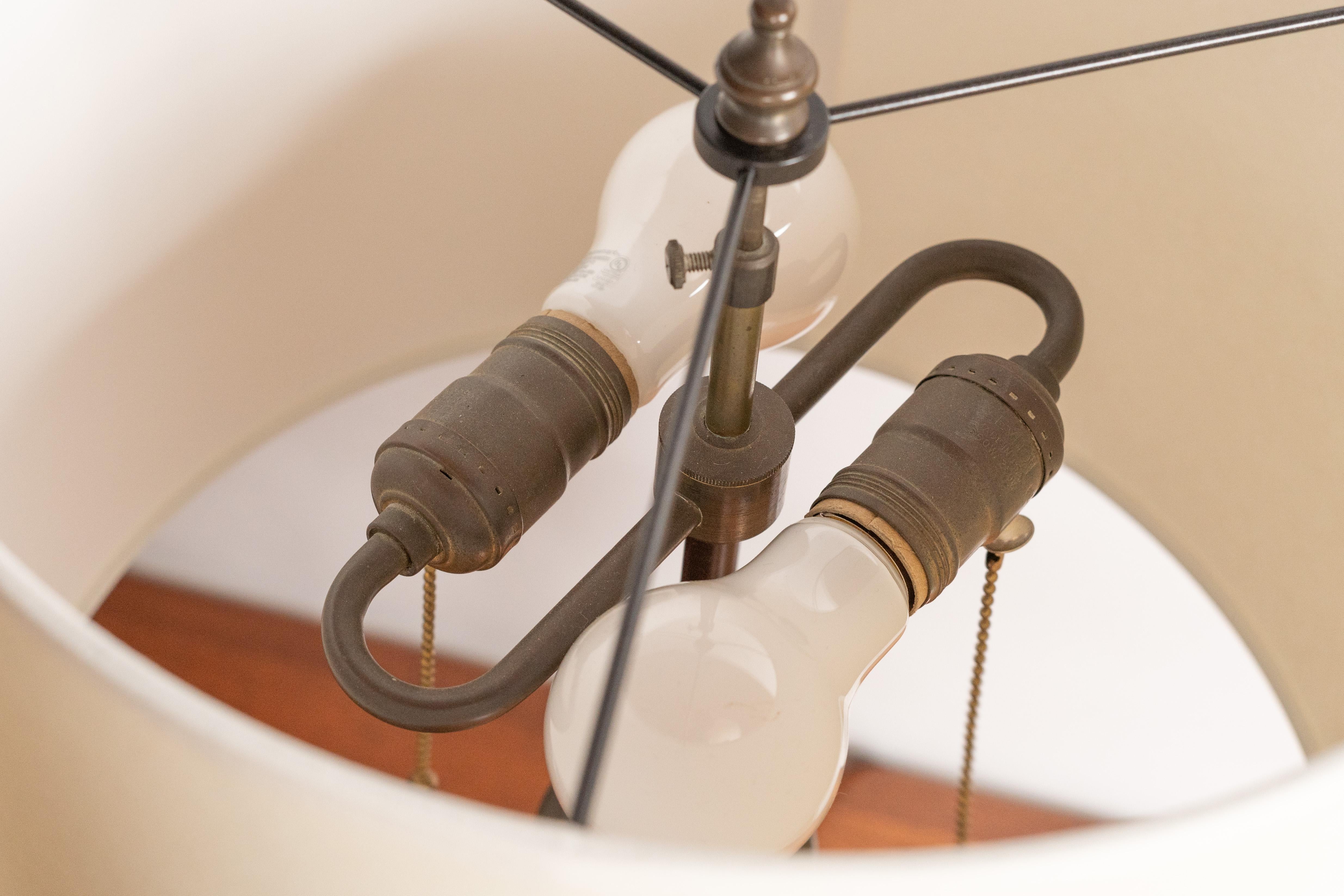 Hollywood-Regency-Tischlampen aus Aluminium und Messing, Paar im Angebot 6