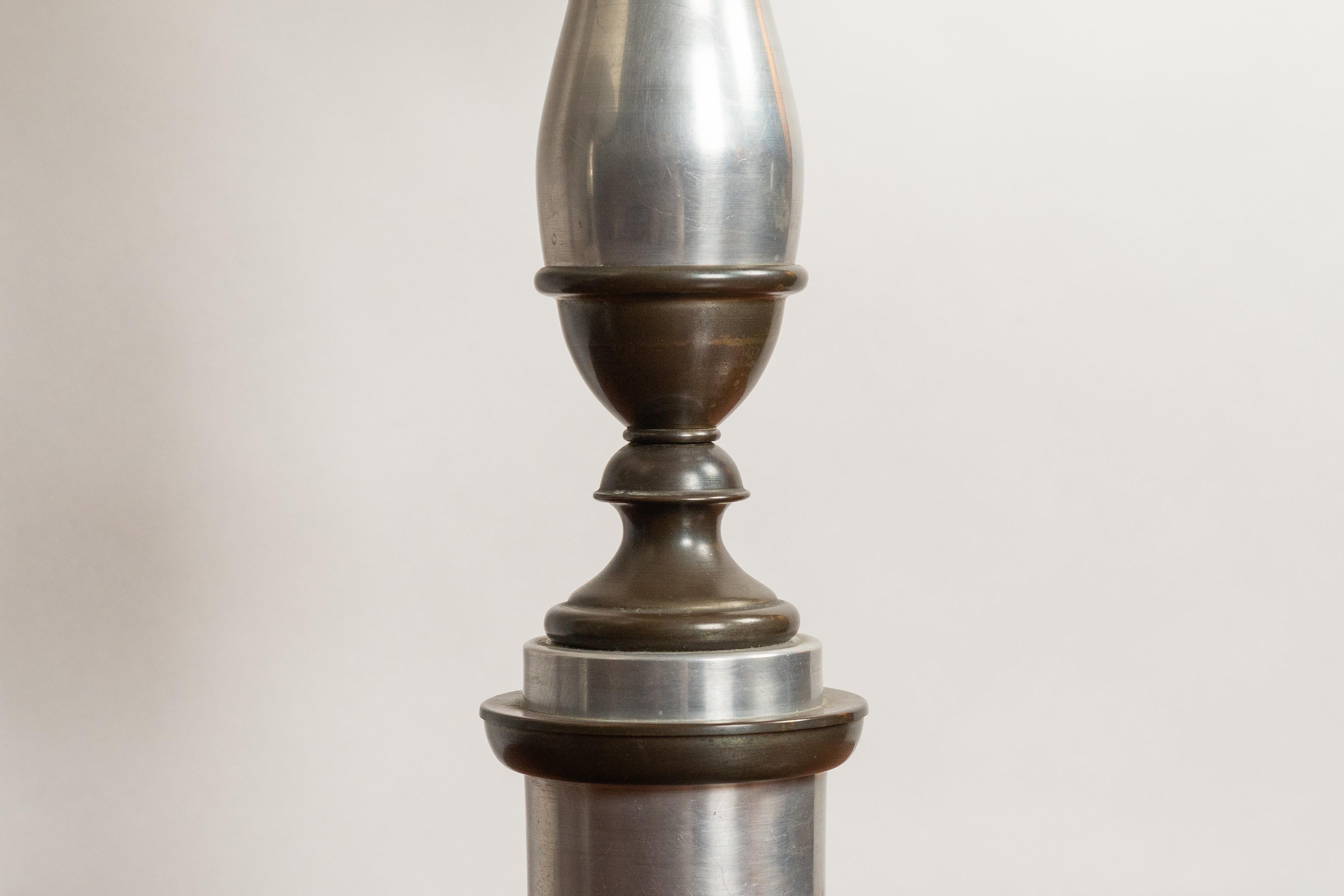 Hollywood-Regency-Tischlampen aus Aluminium und Messing, Paar (amerikanisch) im Angebot