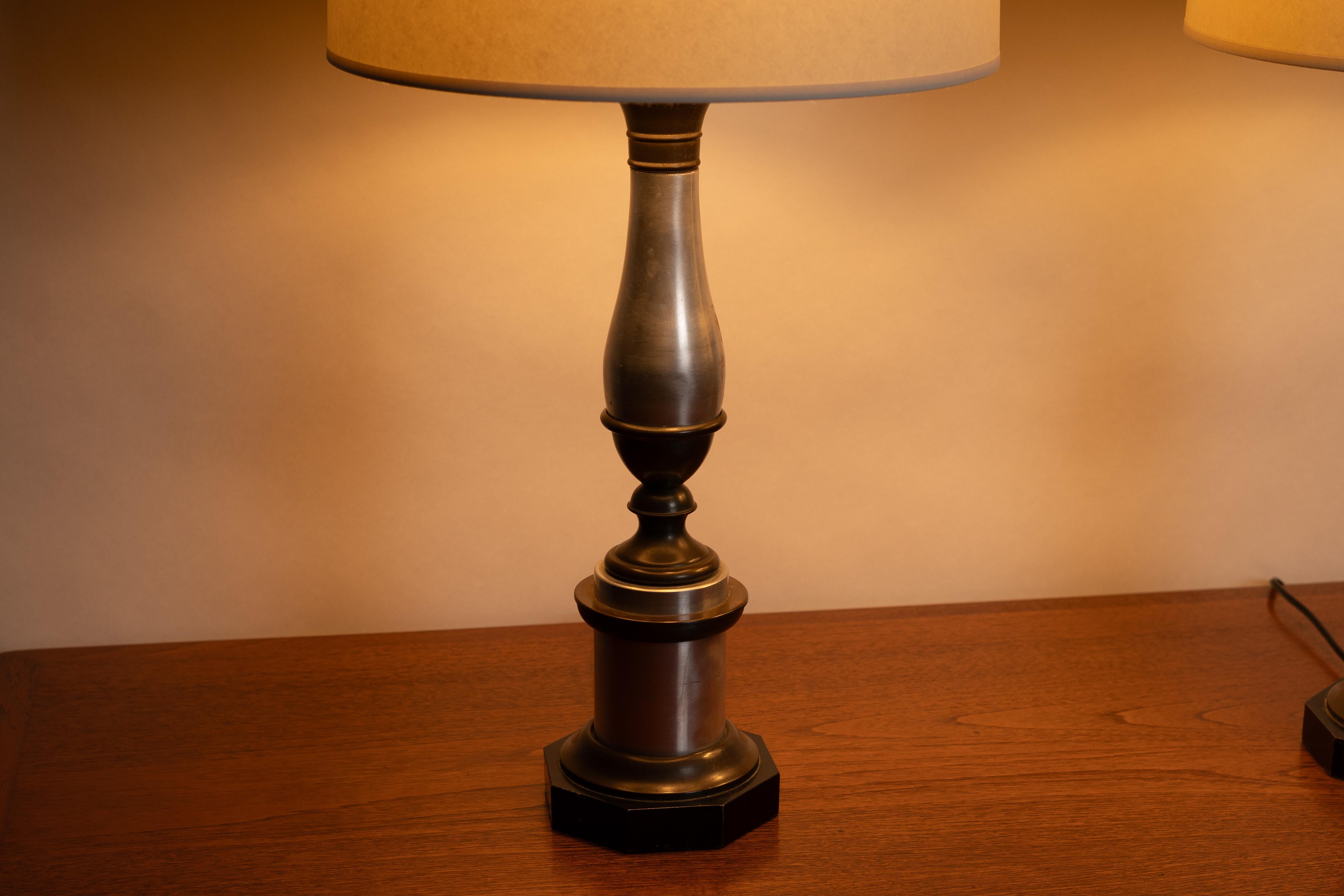 Hollywood-Regency-Tischlampen aus Aluminium und Messing, Paar im Zustand „Gut“ im Angebot in Cambridge, US