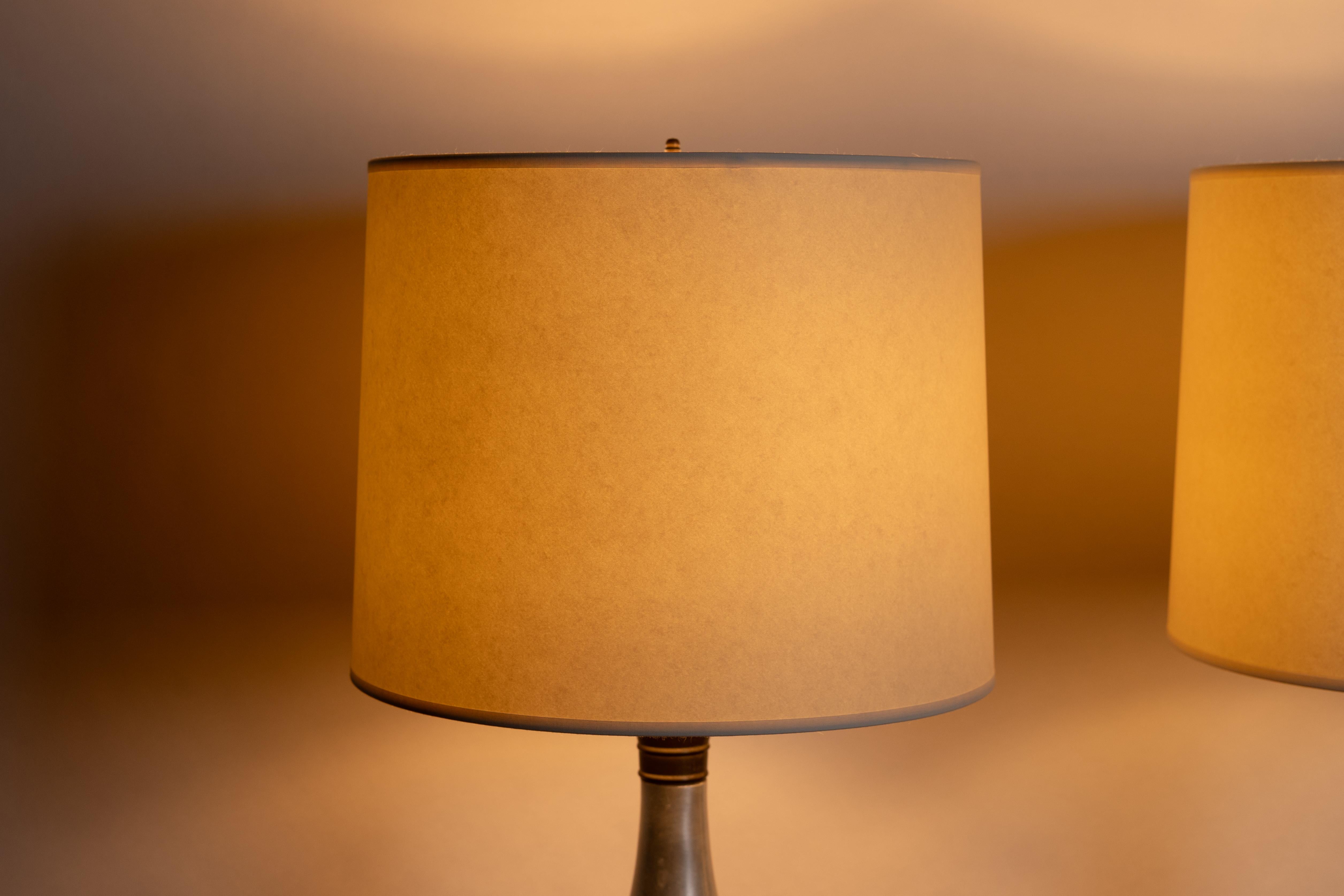 Hollywood-Regency-Tischlampen aus Aluminium und Messing, Paar (Metall) im Angebot