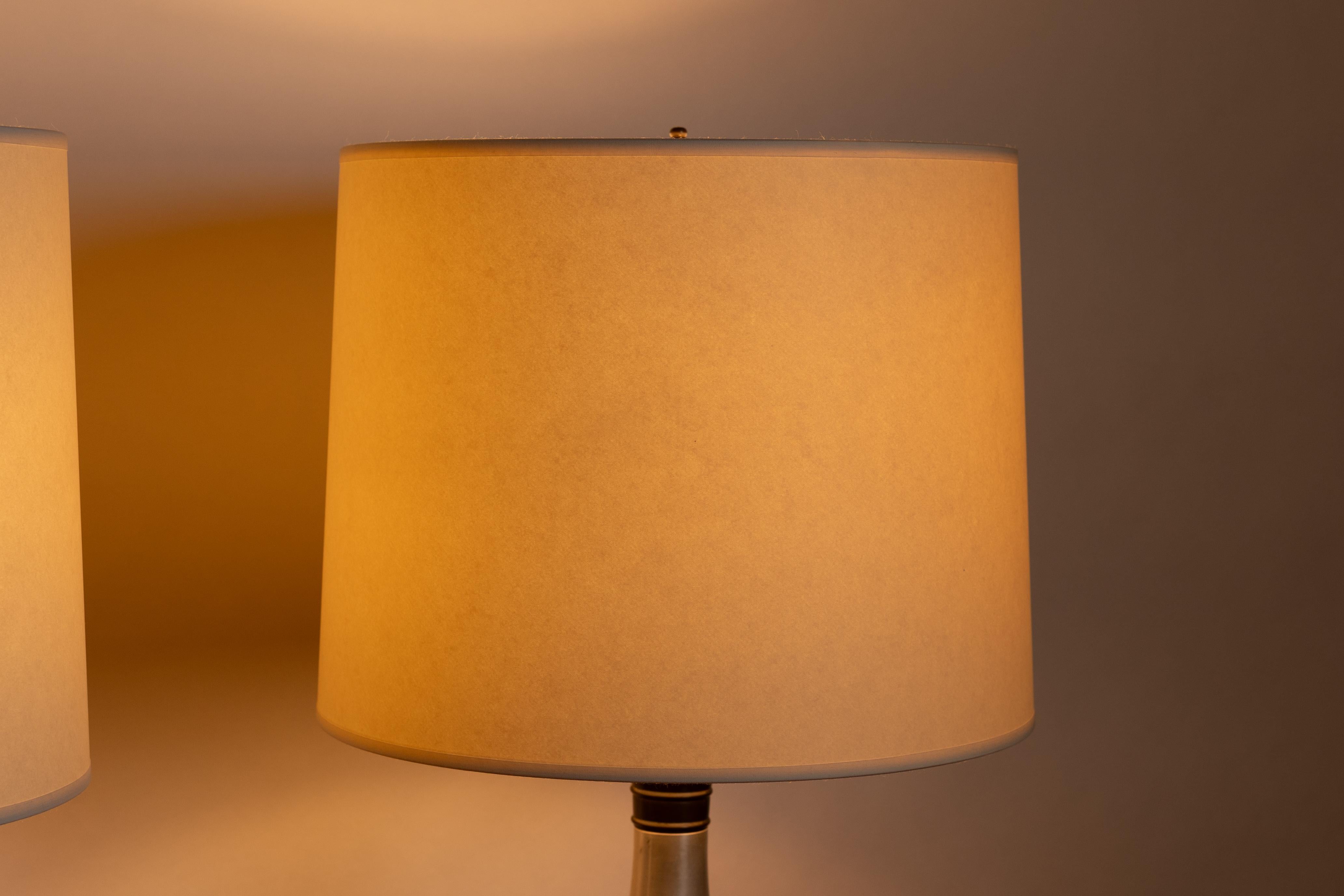 Hollywood-Regency-Tischlampen aus Aluminium und Messing, Paar im Angebot 2