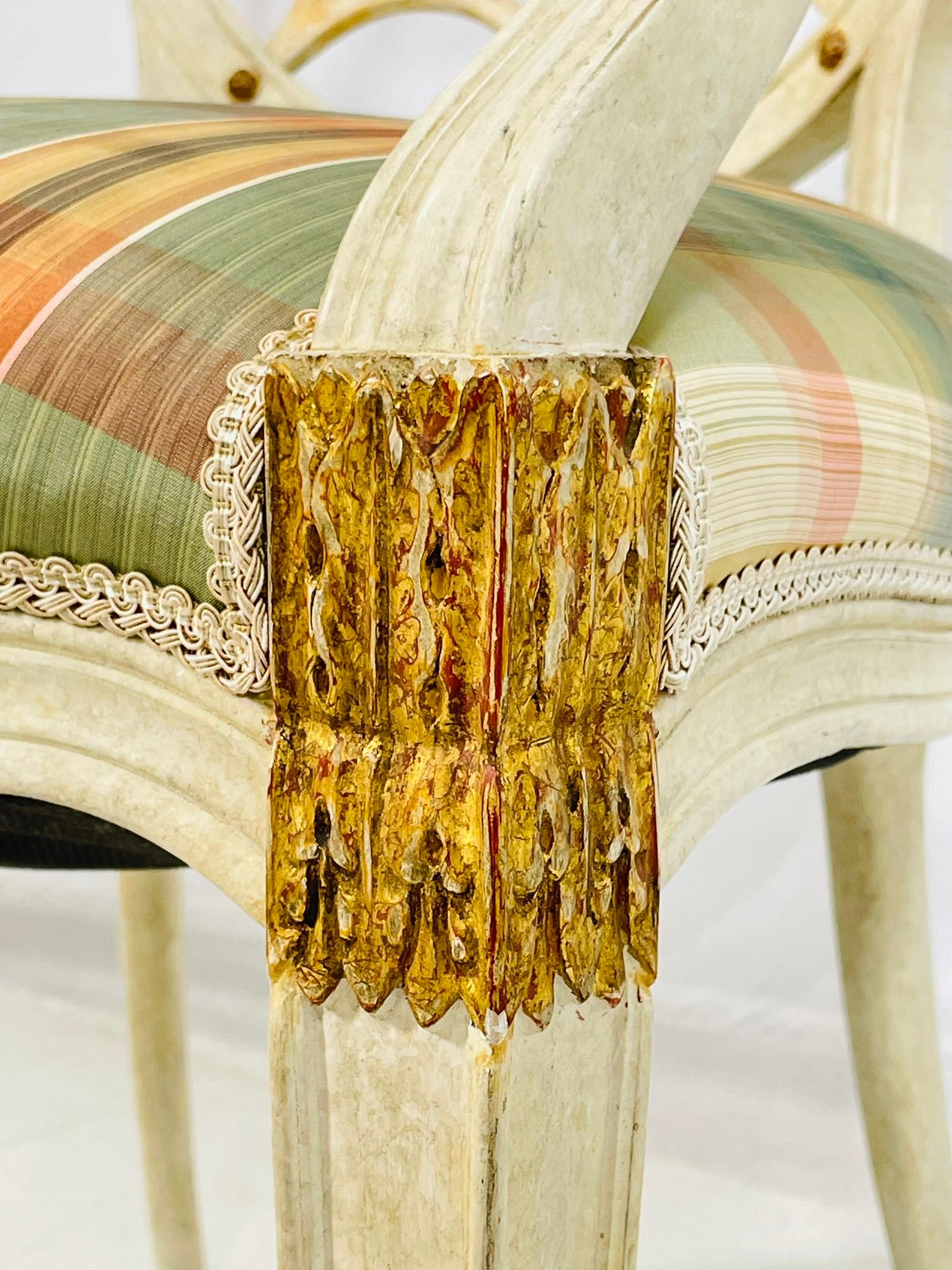 Paire de fauteuils en bois doré à dossier ballon de style régence hollywoodienne par Dennis & Leen en vente 4