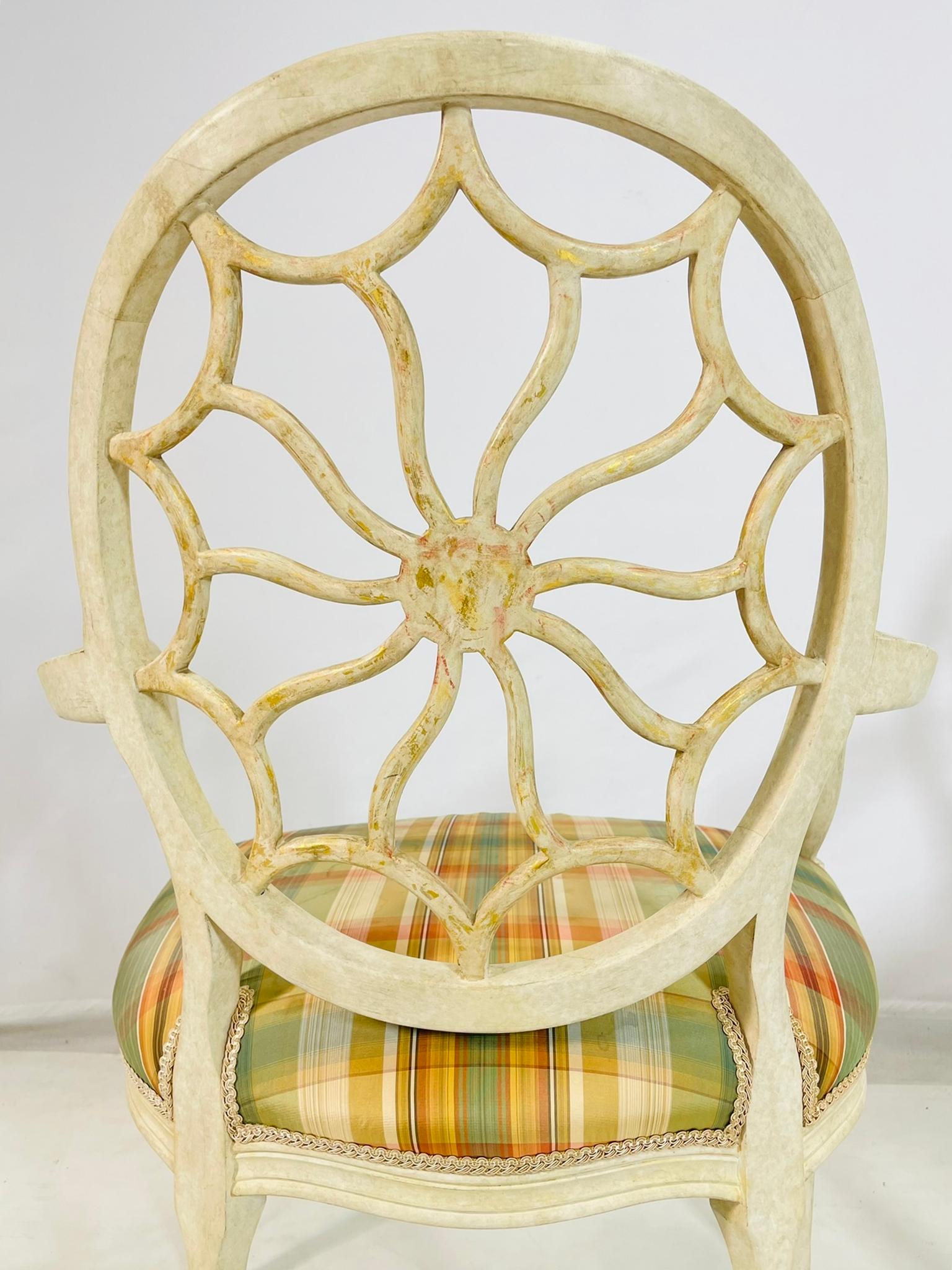 Paire de fauteuils en bois doré à dossier ballon de style régence hollywoodienne par Dennis & Leen en vente 5