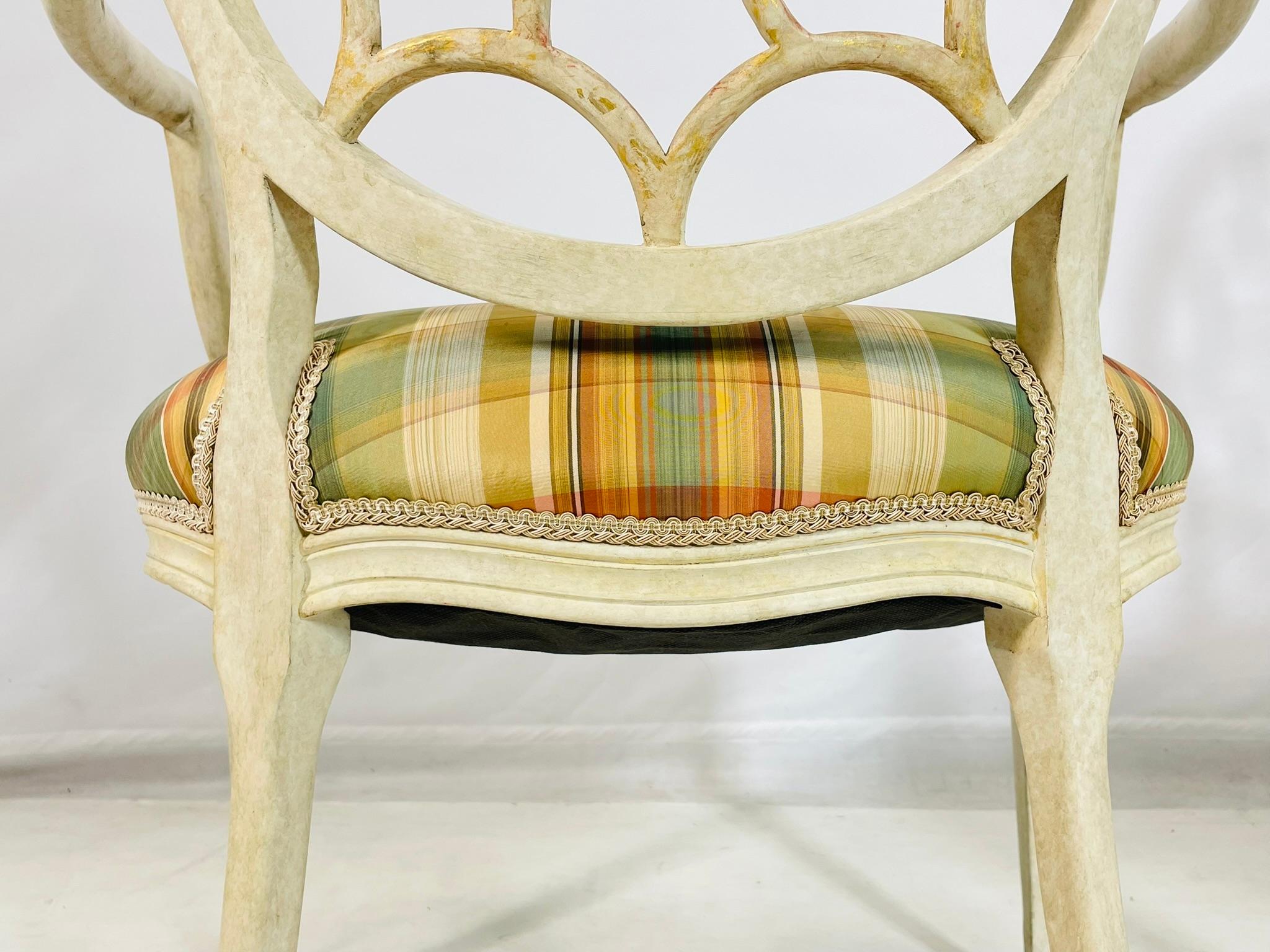 Paire de fauteuils en bois doré à dossier ballon de style régence hollywoodienne par Dennis & Leen en vente 6