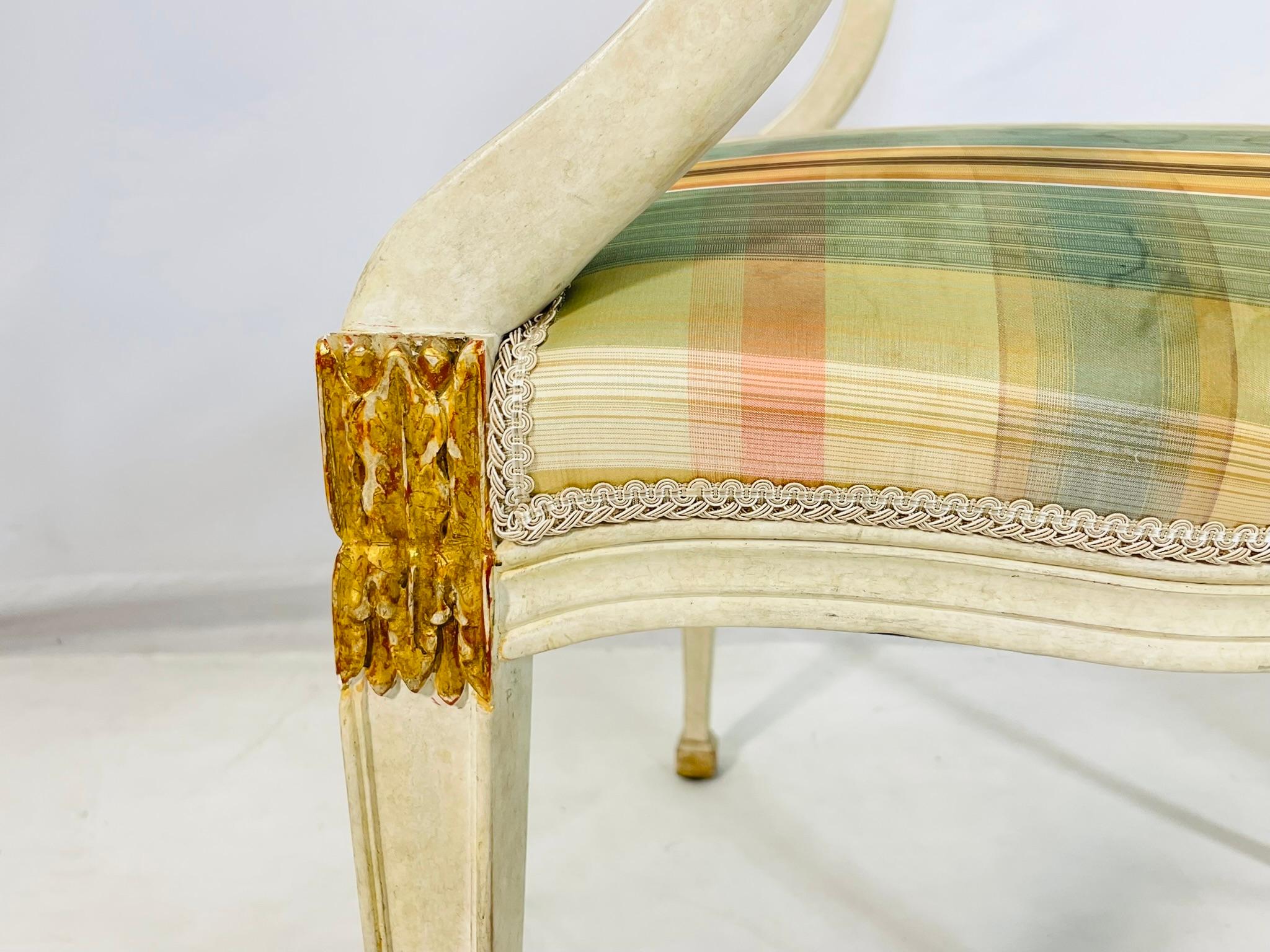 Paire de fauteuils en bois doré à dossier ballon de style régence hollywoodienne par Dennis & Leen en vente 7