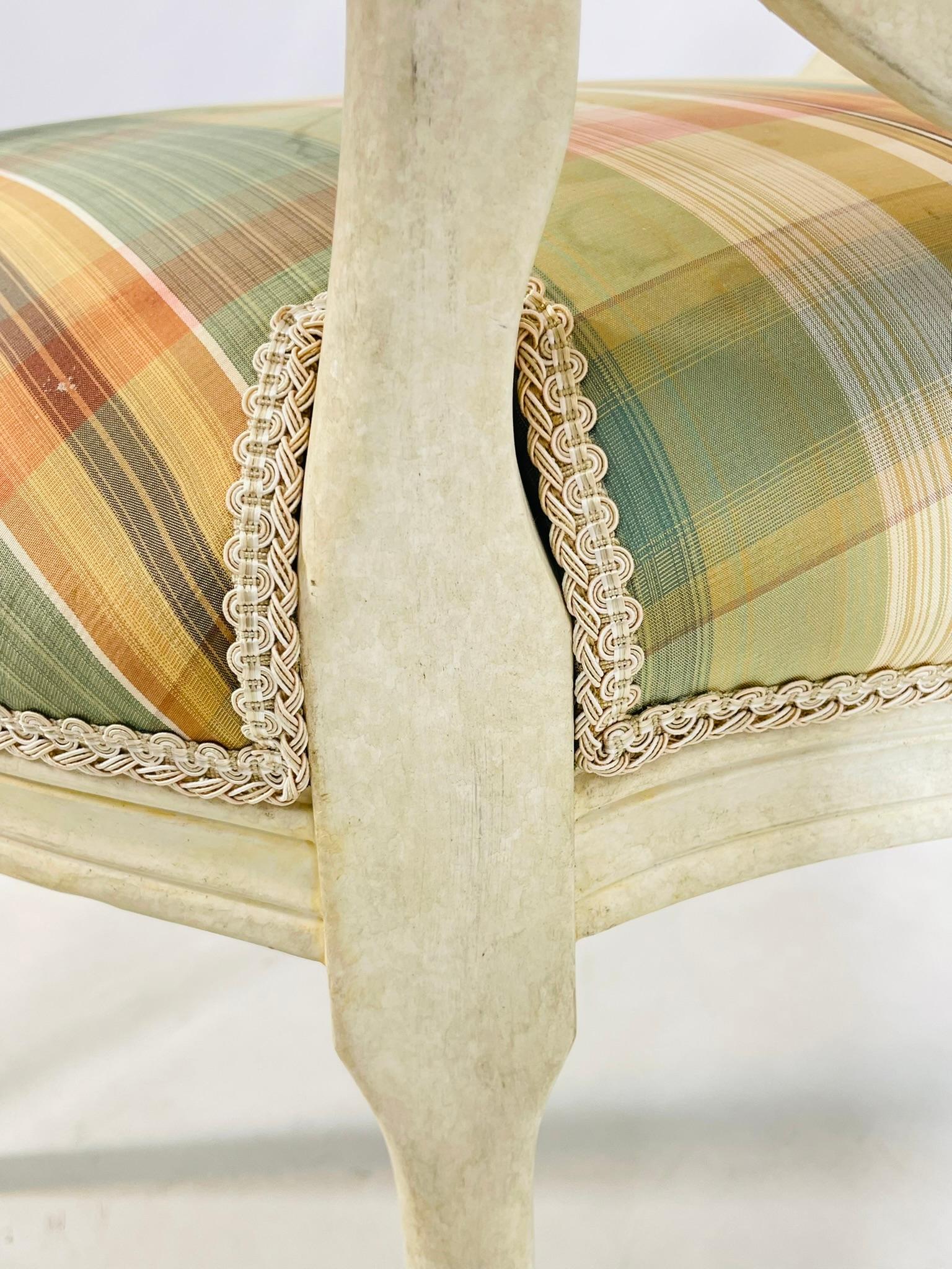 Paire de fauteuils en bois doré à dossier ballon de style régence hollywoodienne par Dennis & Leen en vente 8