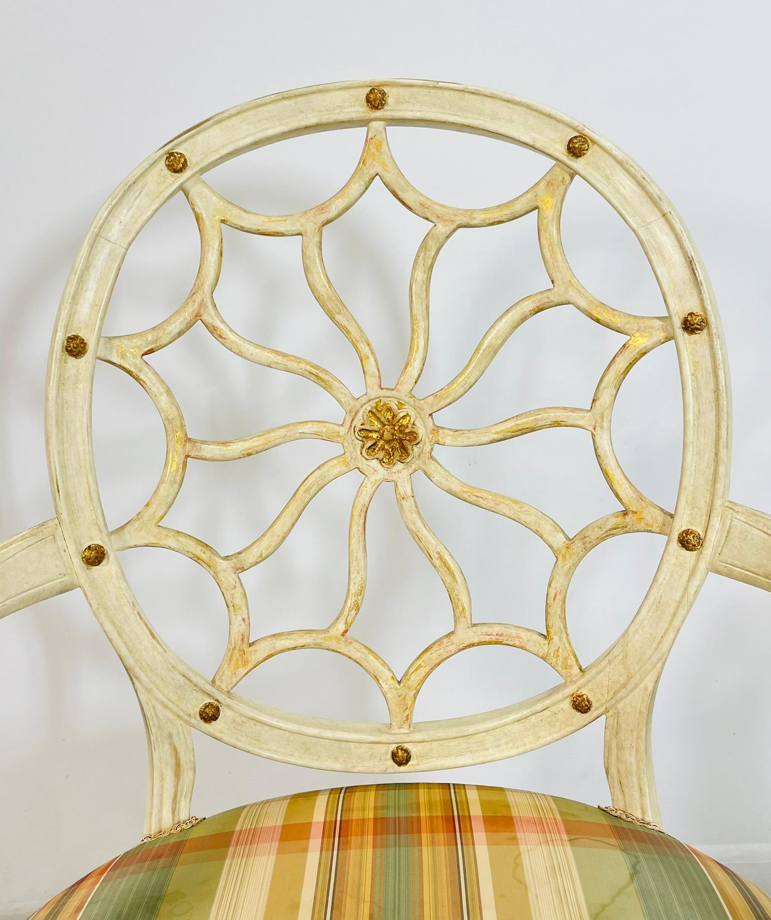 Paire de fauteuils en bois doré à dossier ballon de style régence hollywoodienne par Dennis & Leen en vente 10