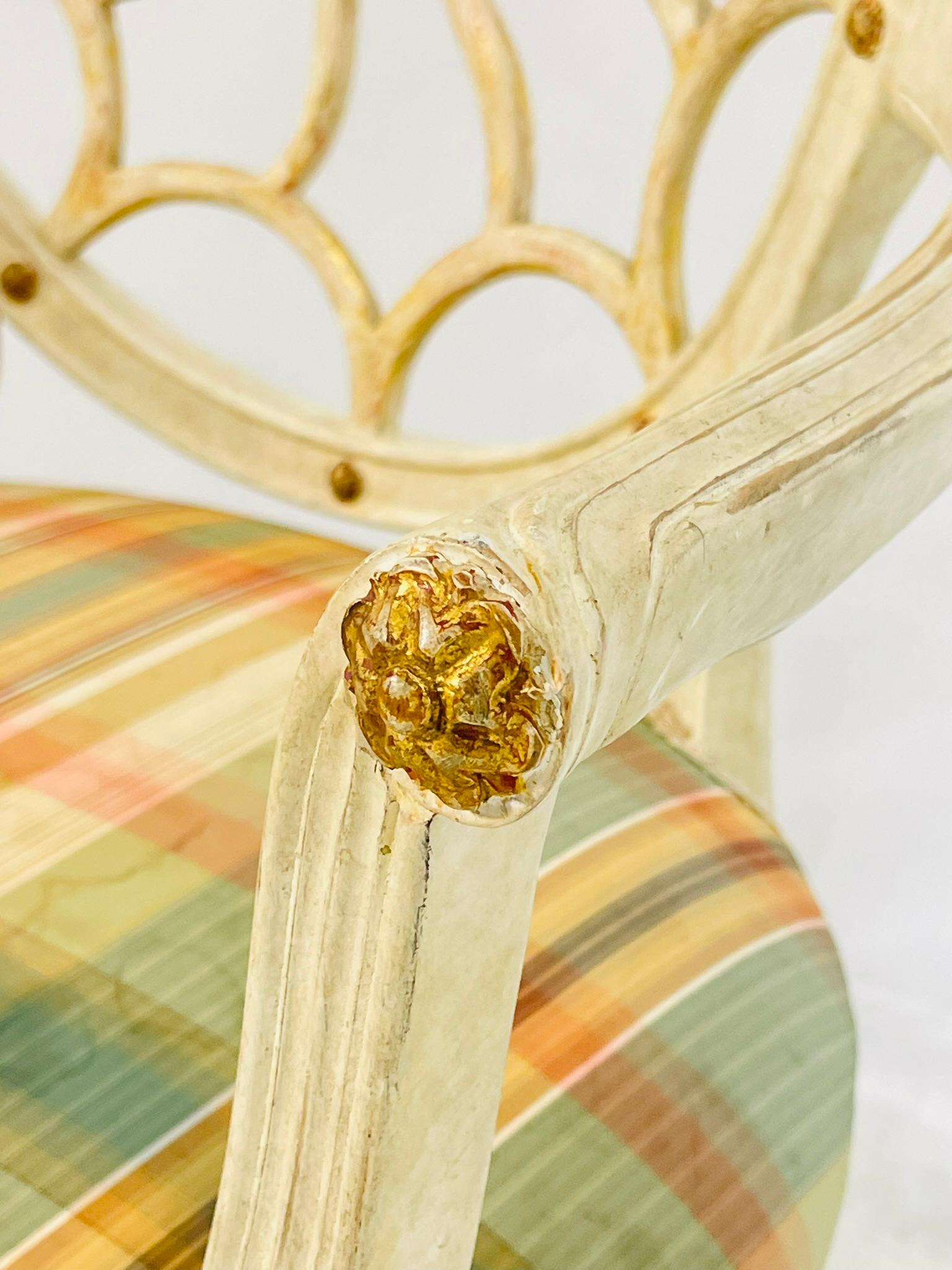 Paire de fauteuils en bois doré à dossier ballon de style régence hollywoodienne par Dennis & Leen en vente 11