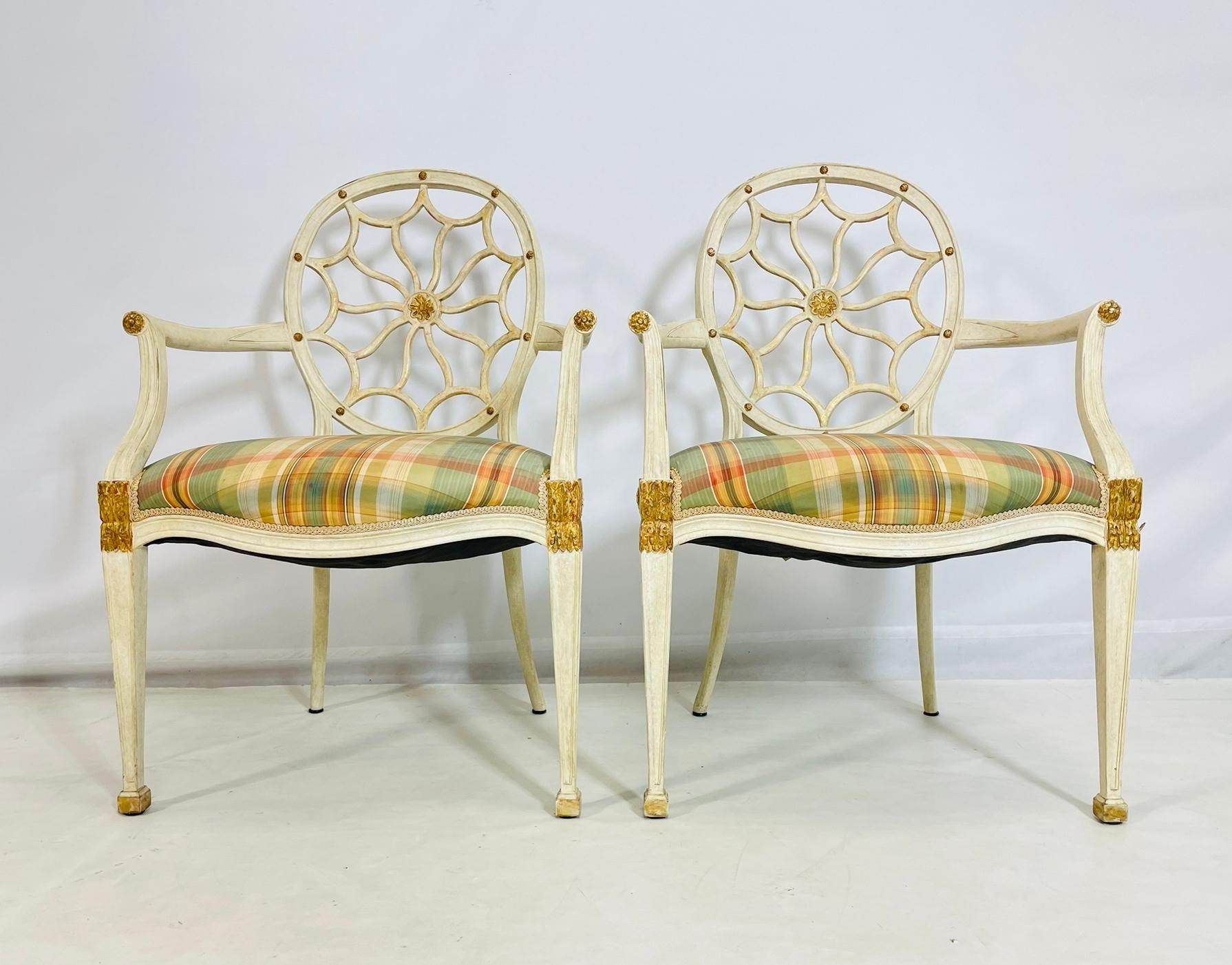 Une paire distinguée de fauteuils sculptés Hollywood Regency par Dennis & Leen, fabriqués à la main à Los Angeles, Californie. Ces chaises élégantes sont dotées d'un dossier ballon sculpté, d'un motif floral en forme de soleil rayonnant et de
