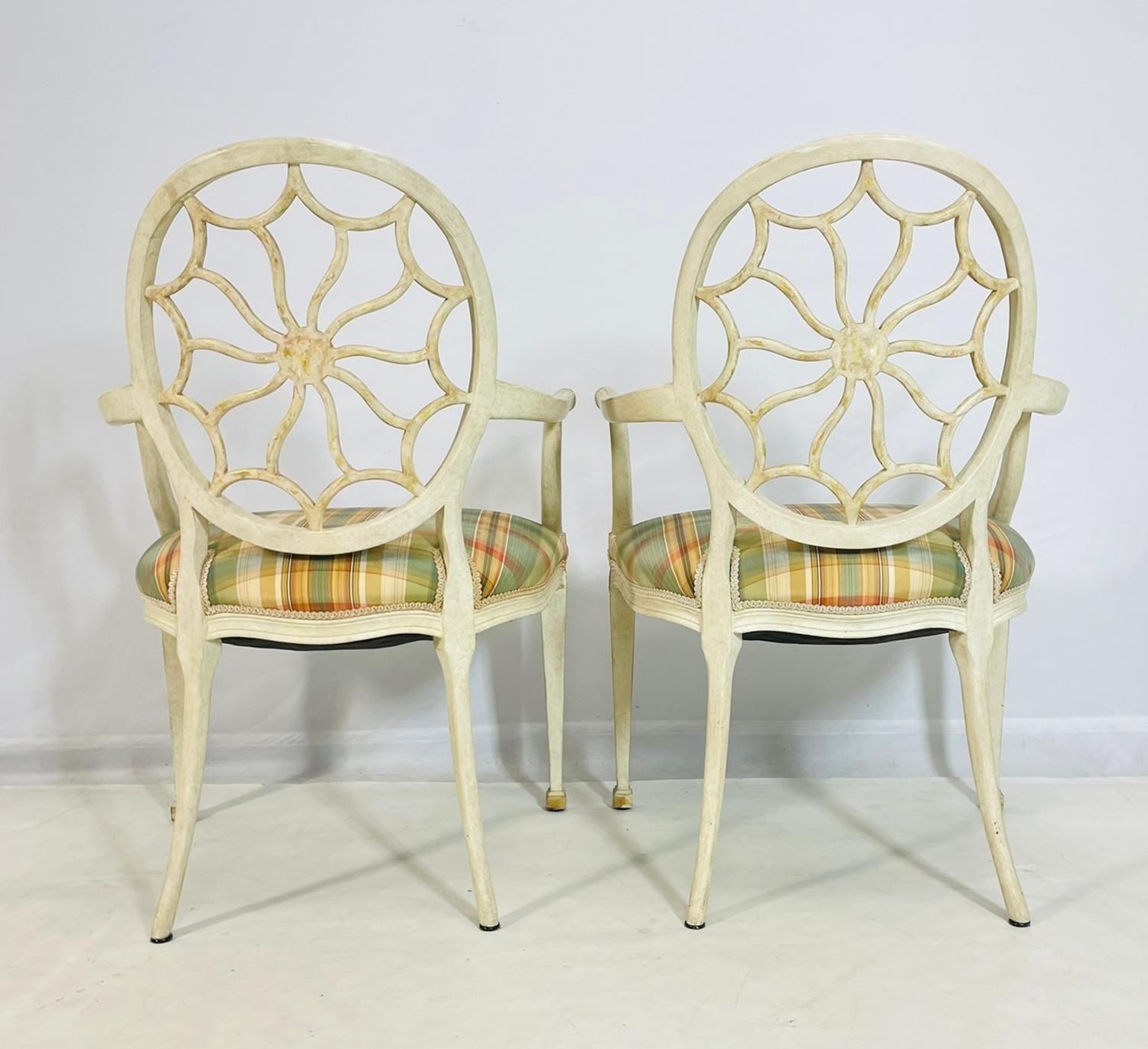 Doré Paire de fauteuils en bois doré à dossier ballon de style régence hollywoodienne par Dennis & Leen en vente