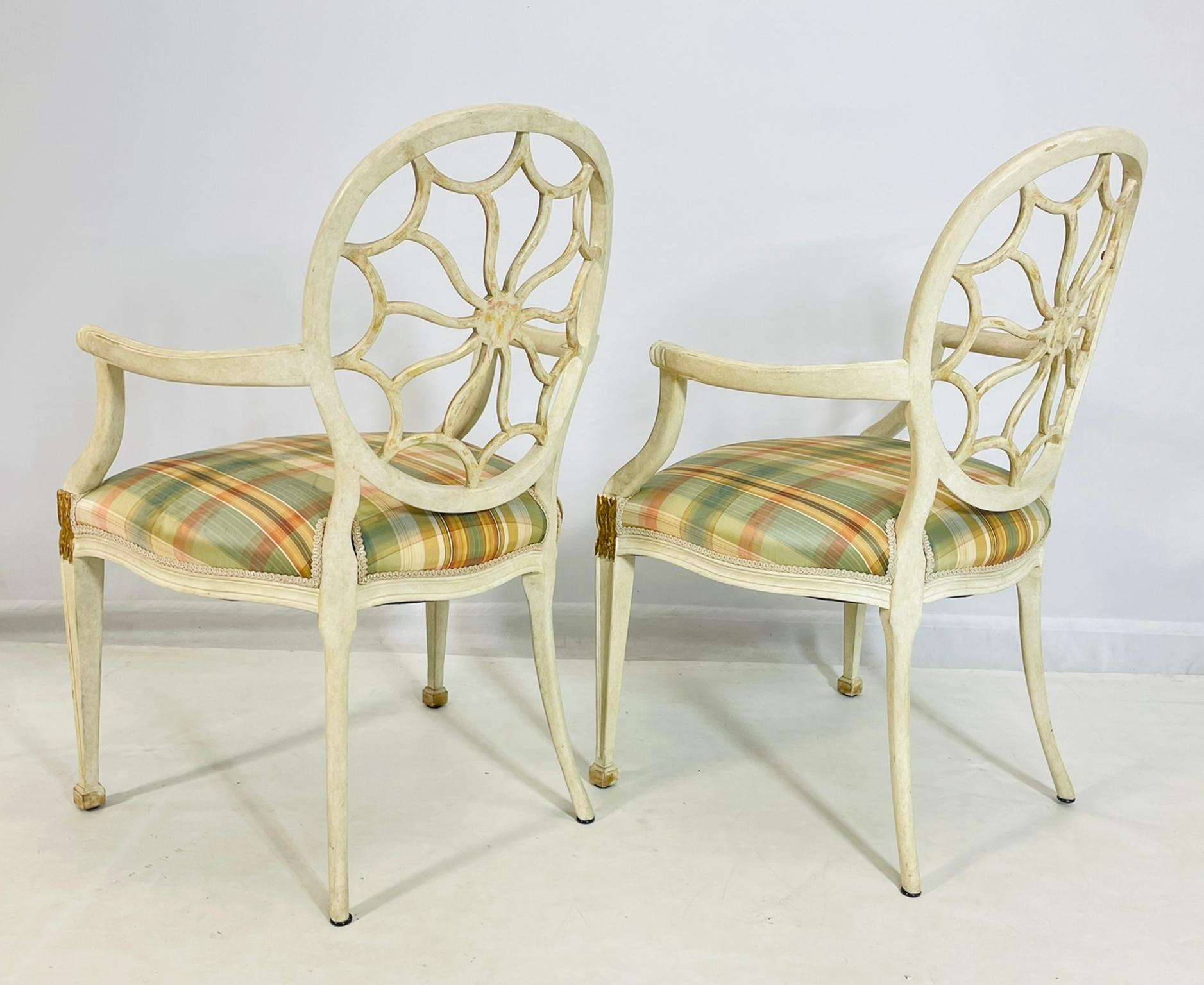 Paire de fauteuils en bois doré à dossier ballon de style régence hollywoodienne par Dennis & Leen Bon état - En vente à Los Angeles, CA