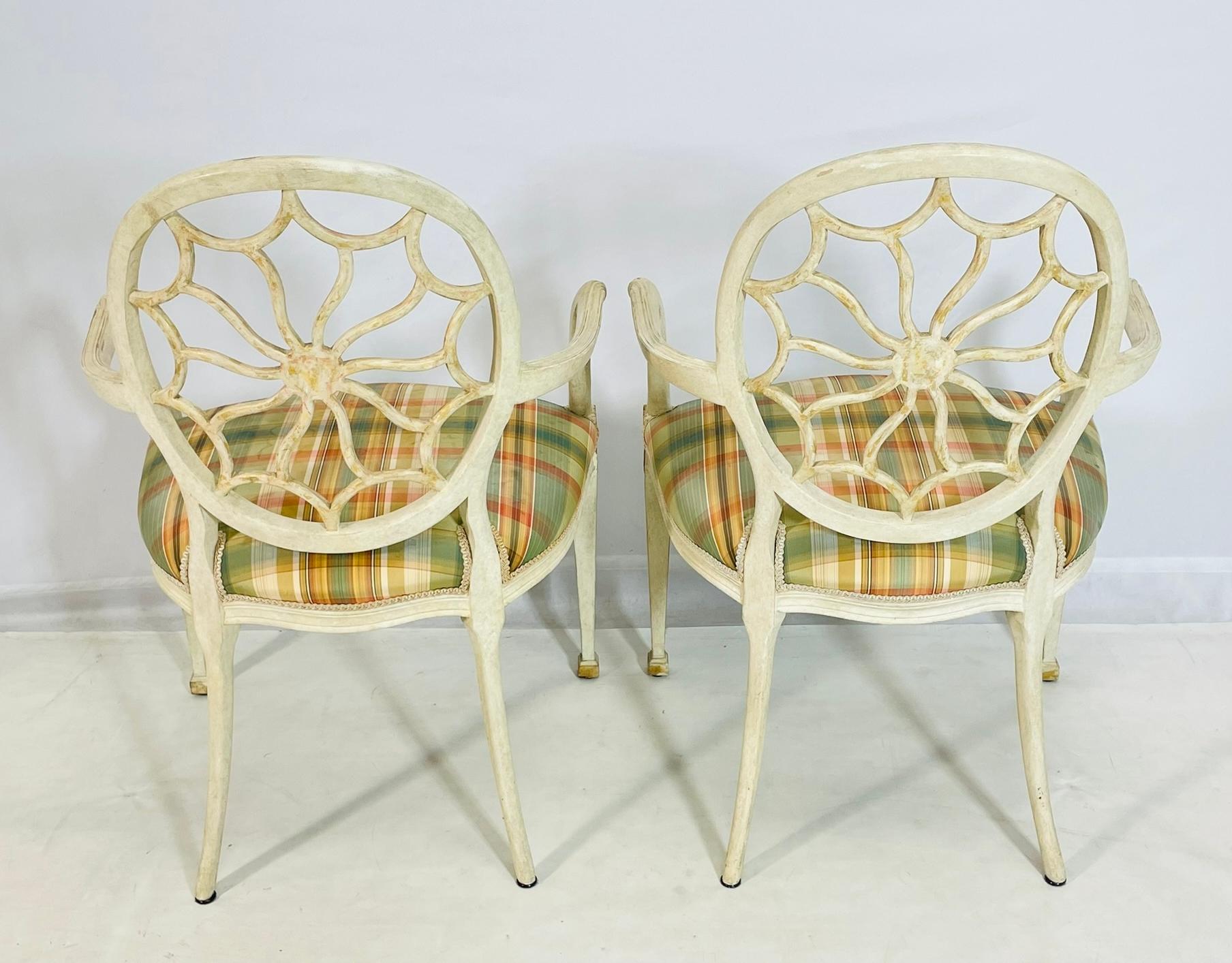 Tissu Paire de fauteuils en bois doré à dossier ballon de style régence hollywoodienne par Dennis & Leen en vente