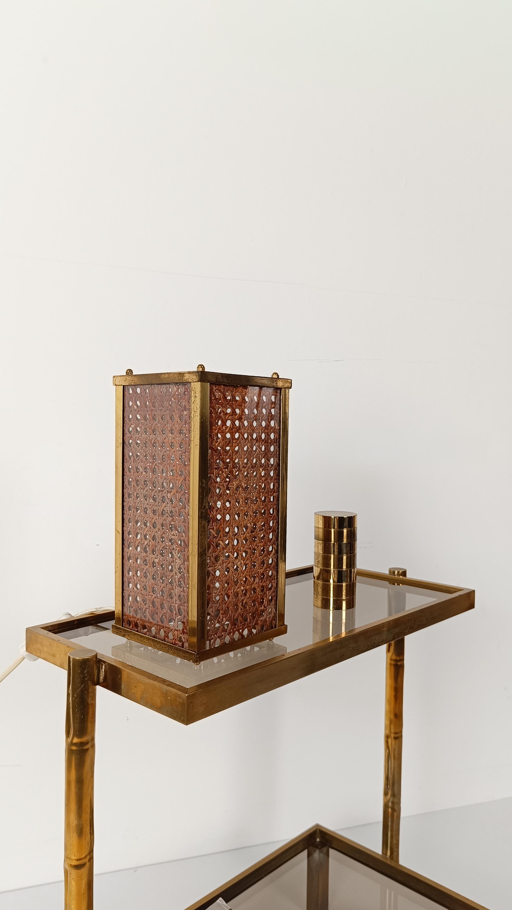 Pair of Hollywood Regency Bedside Table Lamps in Brass & Cane Webbing, 70s Bon état - En vente à Roma, IT