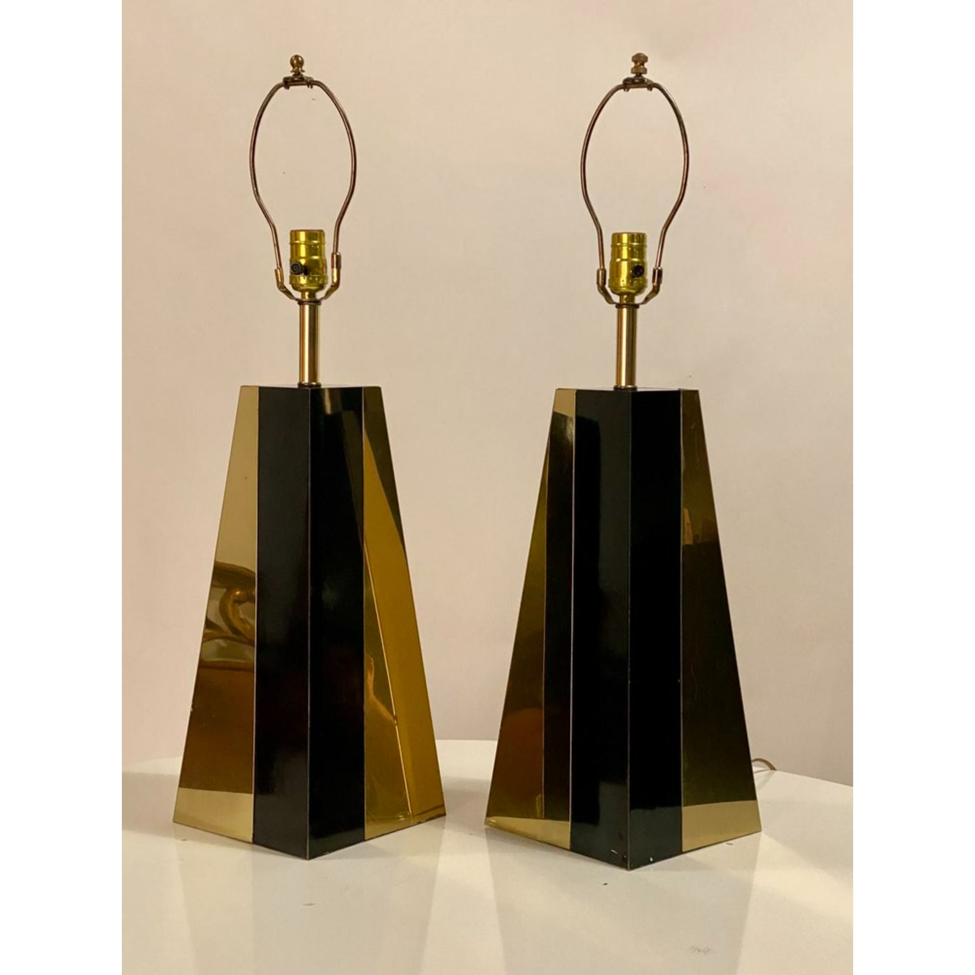Ein Paar pyramidenförmige Glamour-Tischlampen aus den 1970er Jahren in Schwarz und Messing im Stil von Pierre Cardin. Verkabelt und mit Harfen.

Zusätzliche Informationen:
MATERIALIEN: Messing
Farbe: Schwarz, Gold
Stil: Hollywood