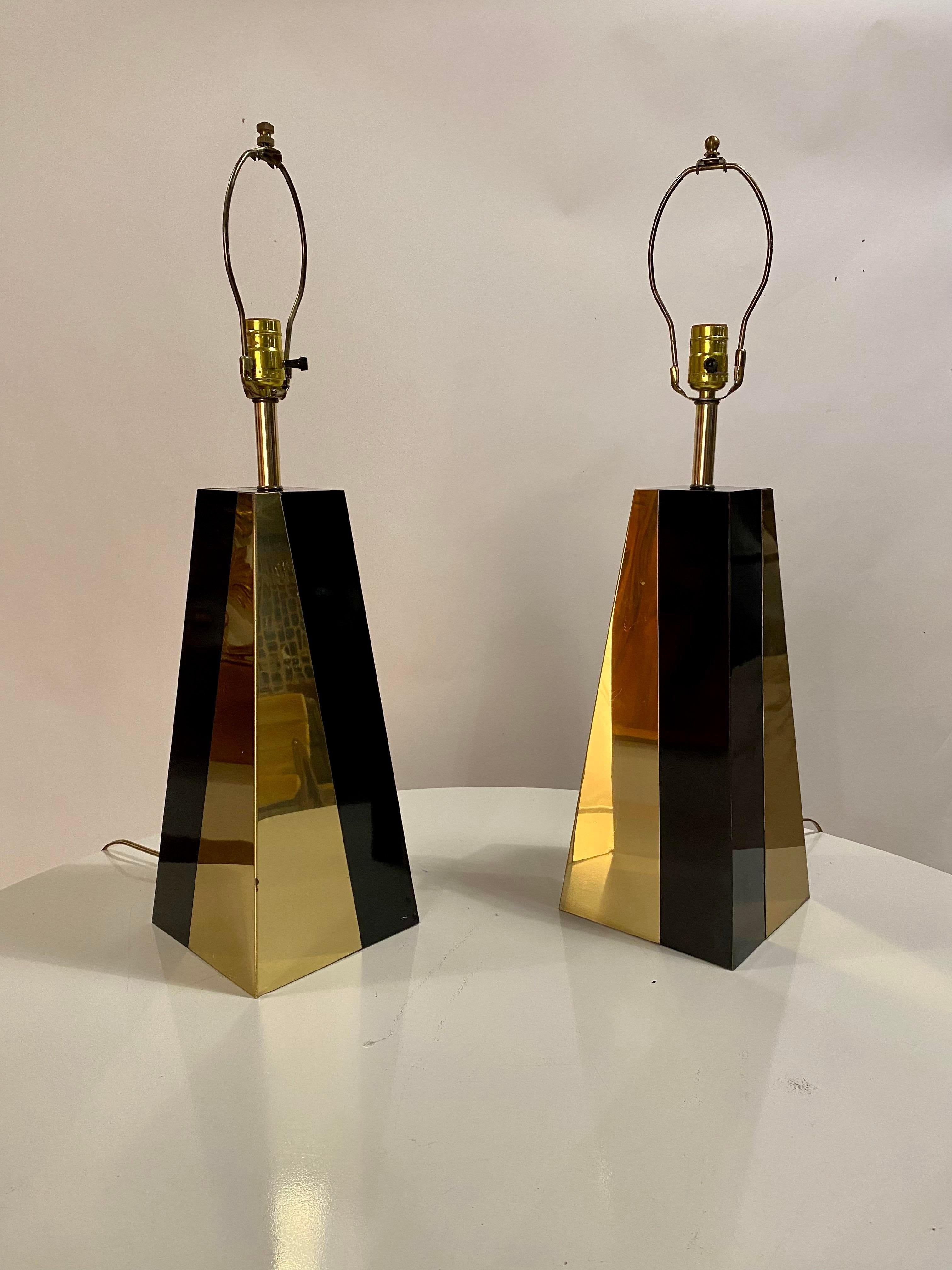 Paar Hollywood-Regency-Pyramidenlampen aus Schwarz und Messing, 1970er Jahre (Acryl) im Angebot