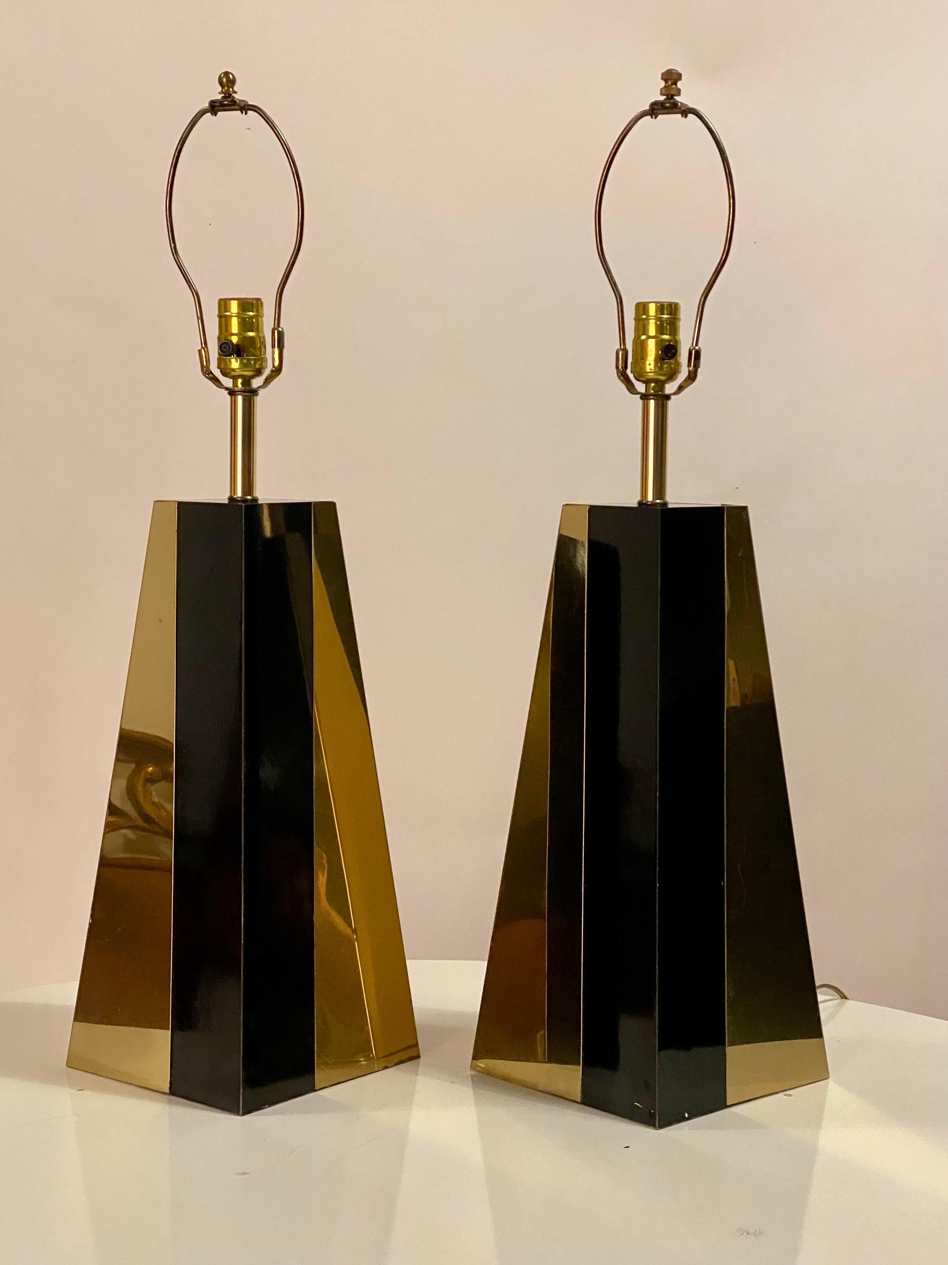 Paar Hollywood-Regency-Pyramidenlampen aus Schwarz und Messing, 1970er Jahre im Angebot 1