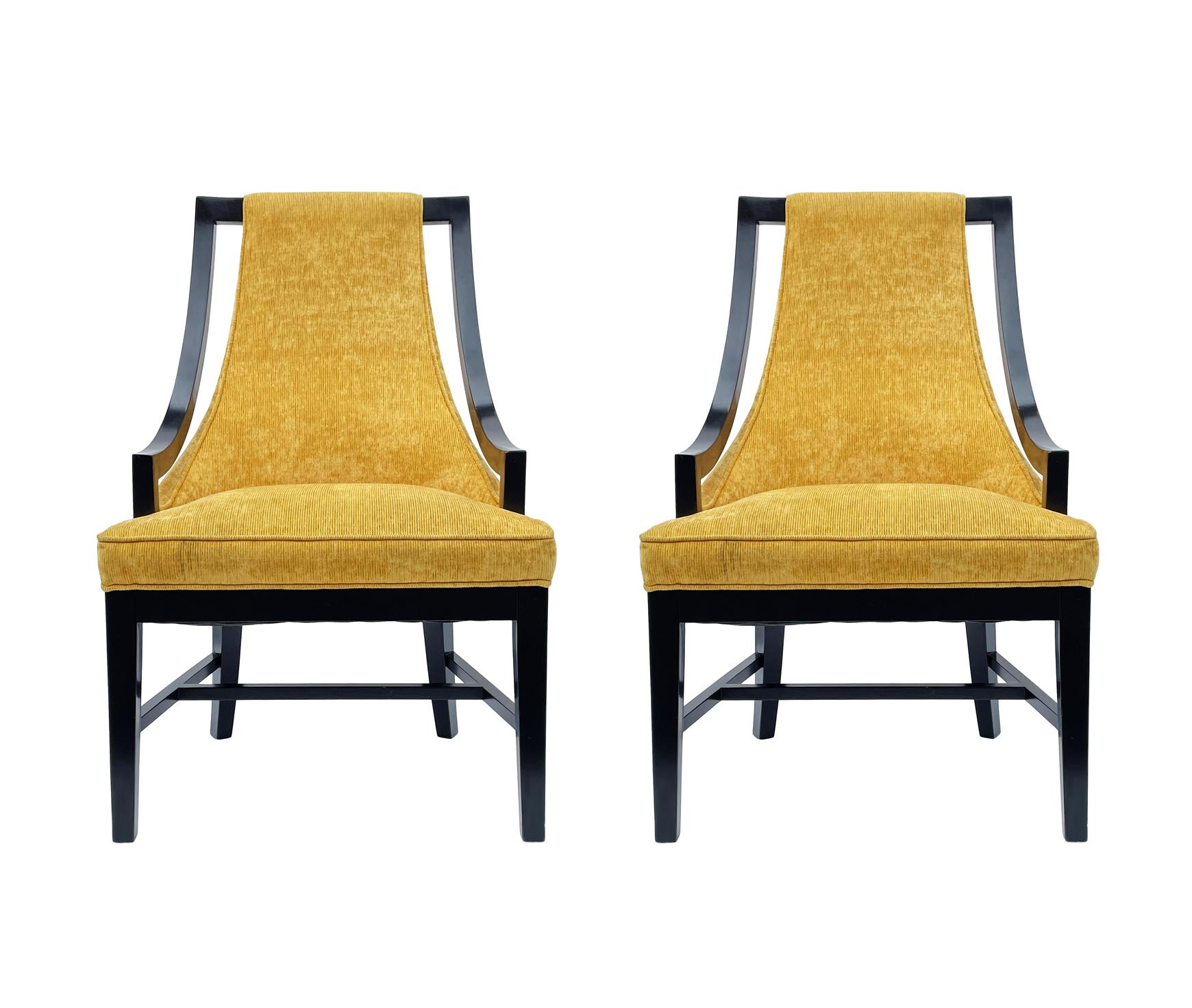 Fin du 20e siècle Paire de fauteuils pantoufles Hollywood Regency à cadre noir et tissu doré en vente