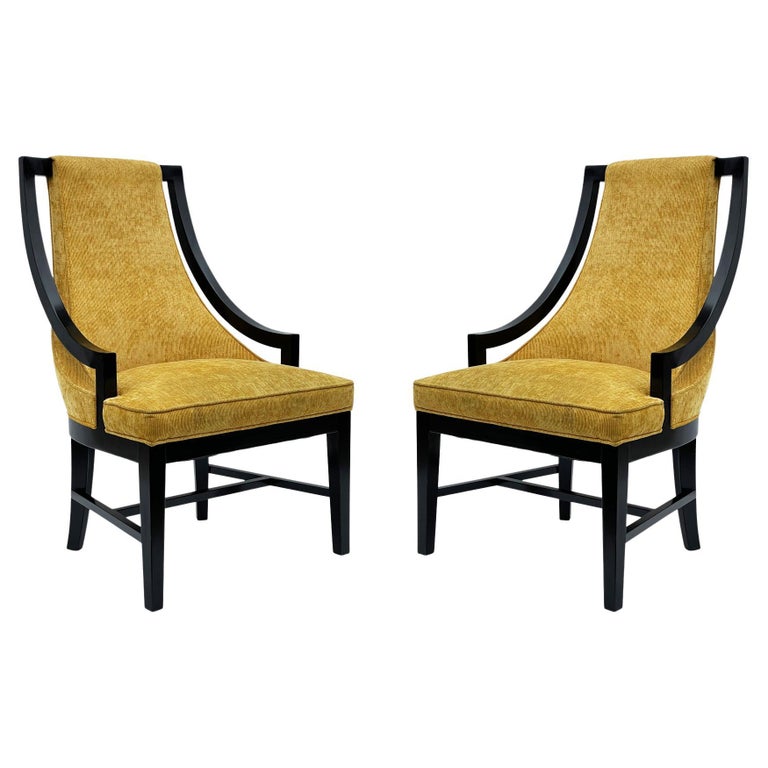 Paire de fauteuils pantoufles Hollywood Regency à cadre noir et tissu doré  En vente sur 1stDibs