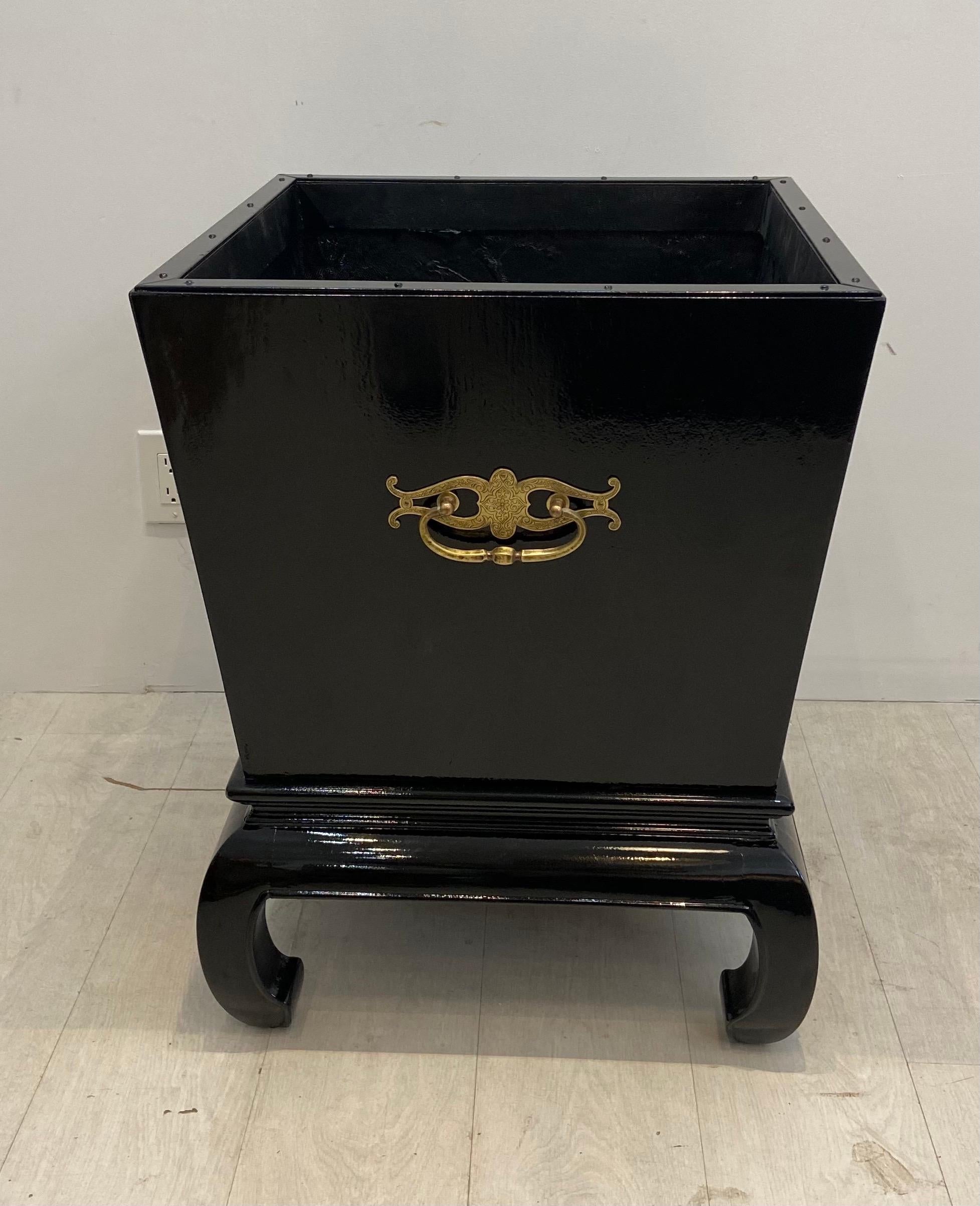 Pair of Hollywood Regency Black Lacquer Planters In Good Condition In West Palm Beach, FL