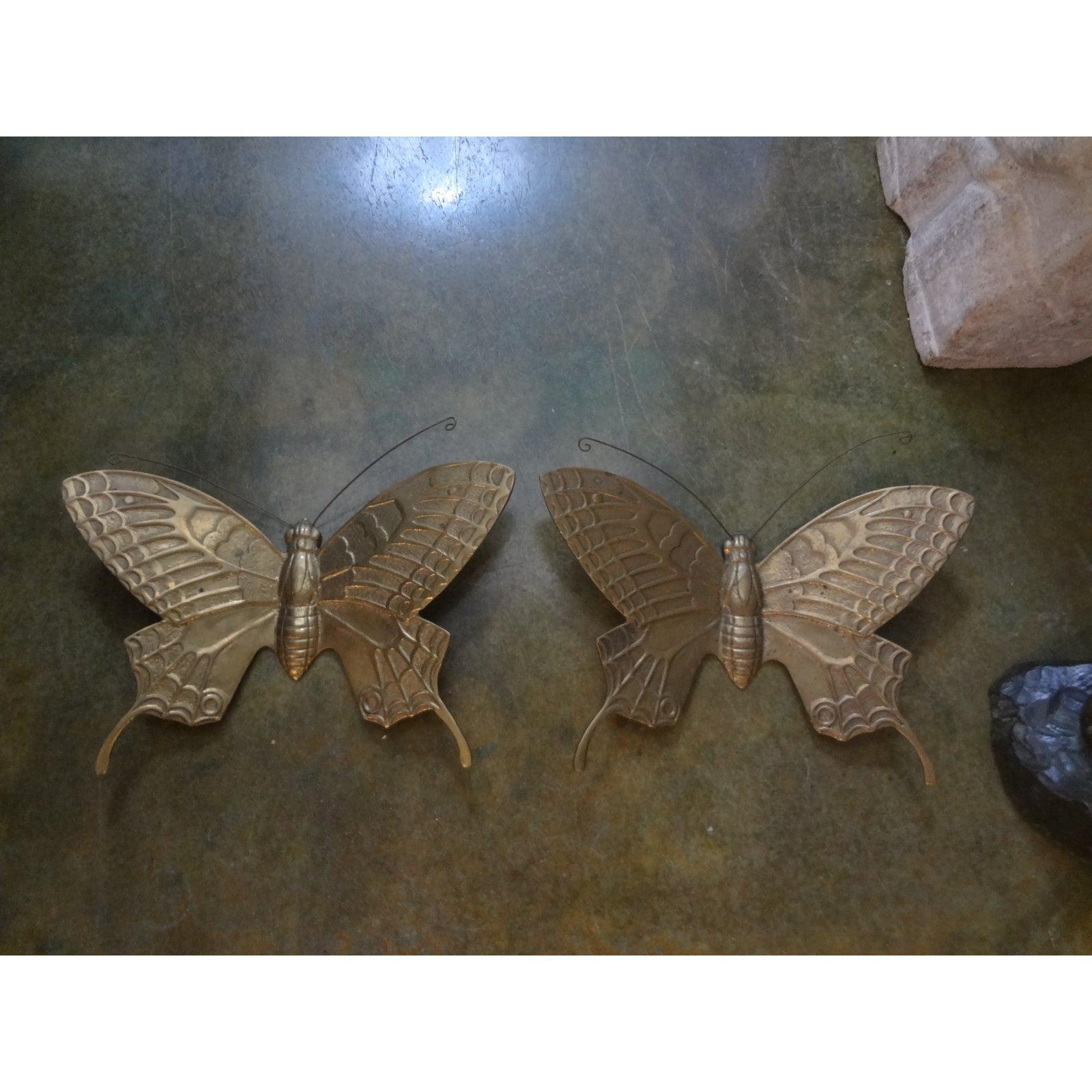 Great pair of midcentury brass butterfly wall sculptures. This matching pair of vintage Curtis Jere style brass butterflies would look great mounted on a wall, sitting on a table or in a bookcase. Would be fabulous converted into a pair of wall