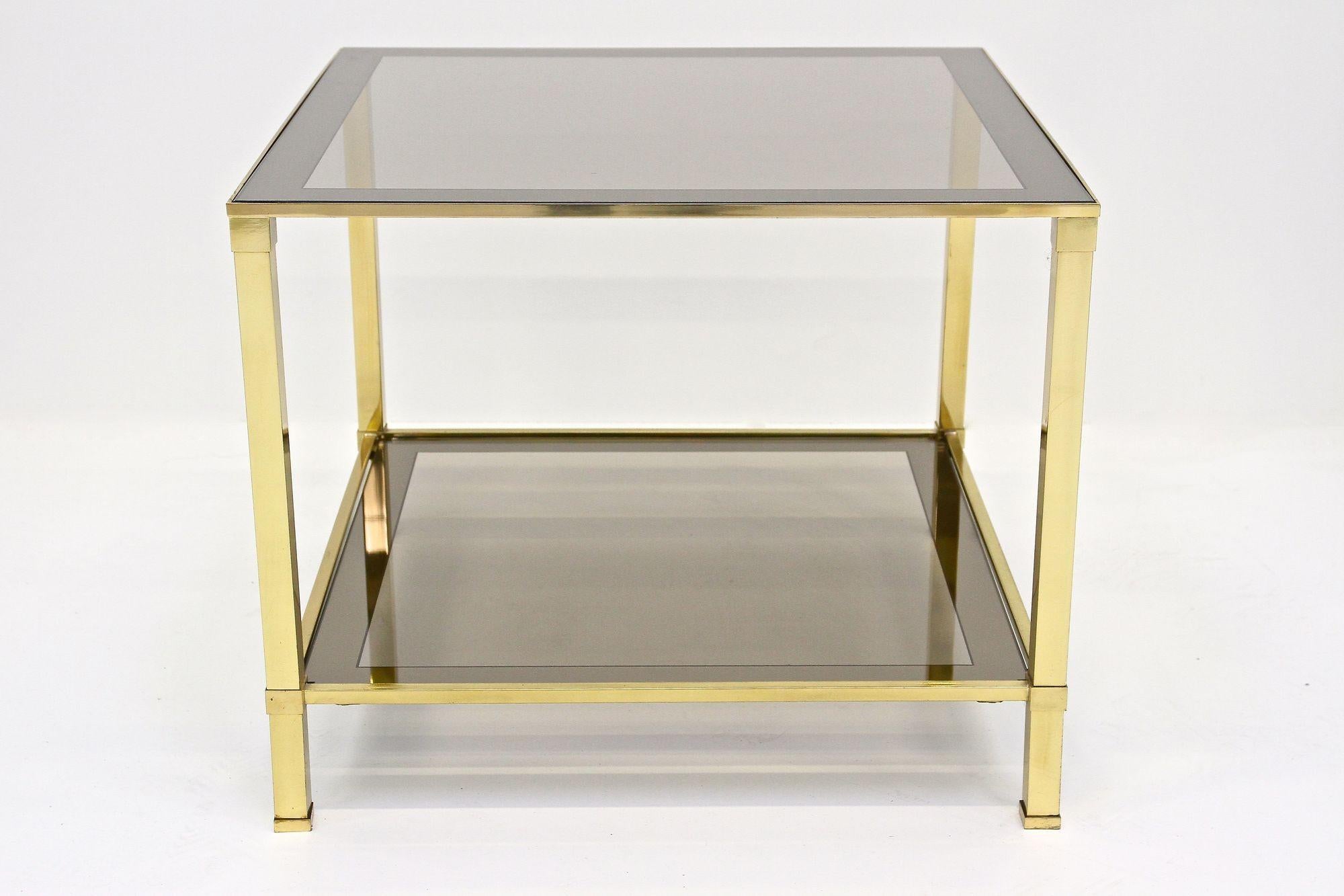 Pareja De Mesas Auxiliares De Latón Hollywood Regency, Cristal Ahumado, Italia ca. 1970 Italiano en venta