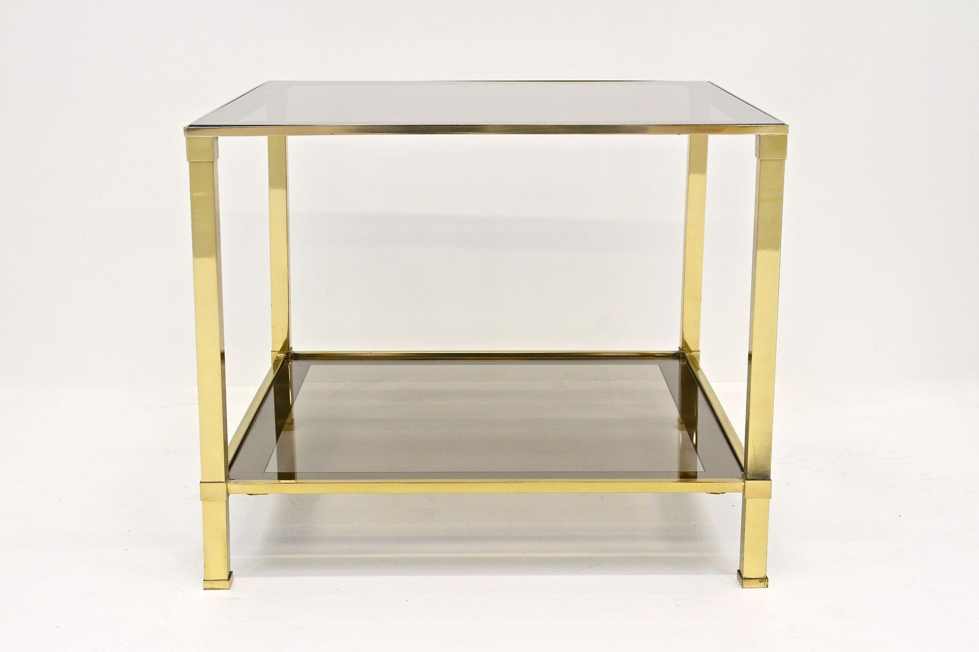 Pareja De Mesas Auxiliares De Latón Hollywood Regency, Cristal Ahumado, Italia ca. 1970 siglo XX en venta