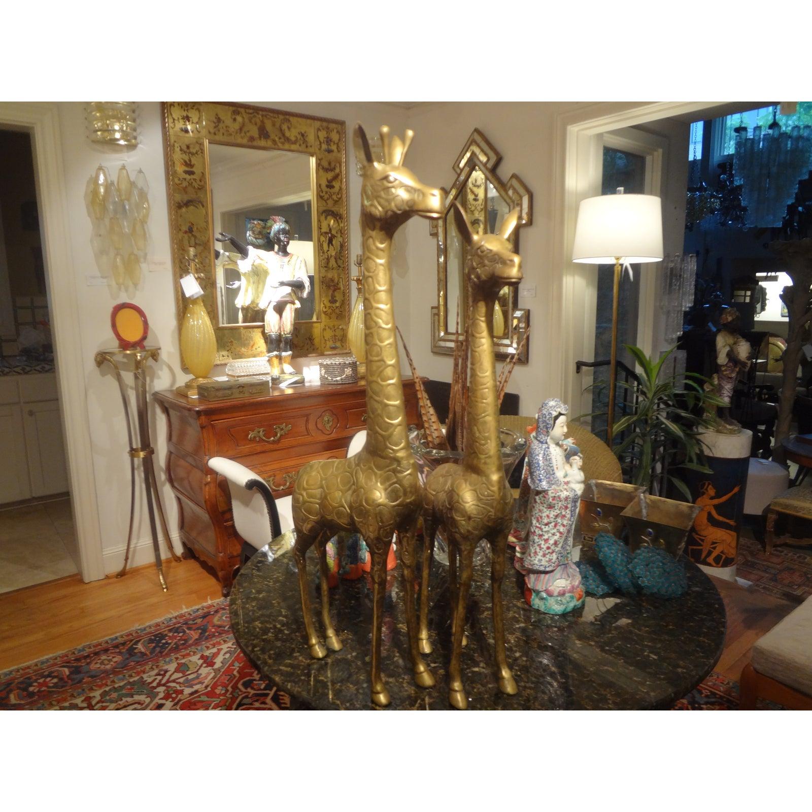 Coppia di giraffe in ottone Hollywood Regency.
Grande coppia alta di sculture o figure di giraffa in ottone della metà del secolo scorso, un maschio e una femmina.
Questa coppia di giraffe Hollywood Regency, ben dettagliata, è