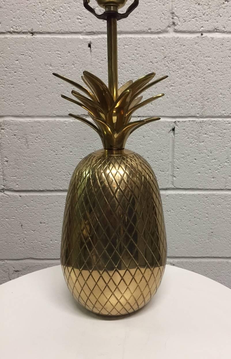 Milieu du XXe siècle Paire de lampes ananas en laiton Hollywood Regency en vente
